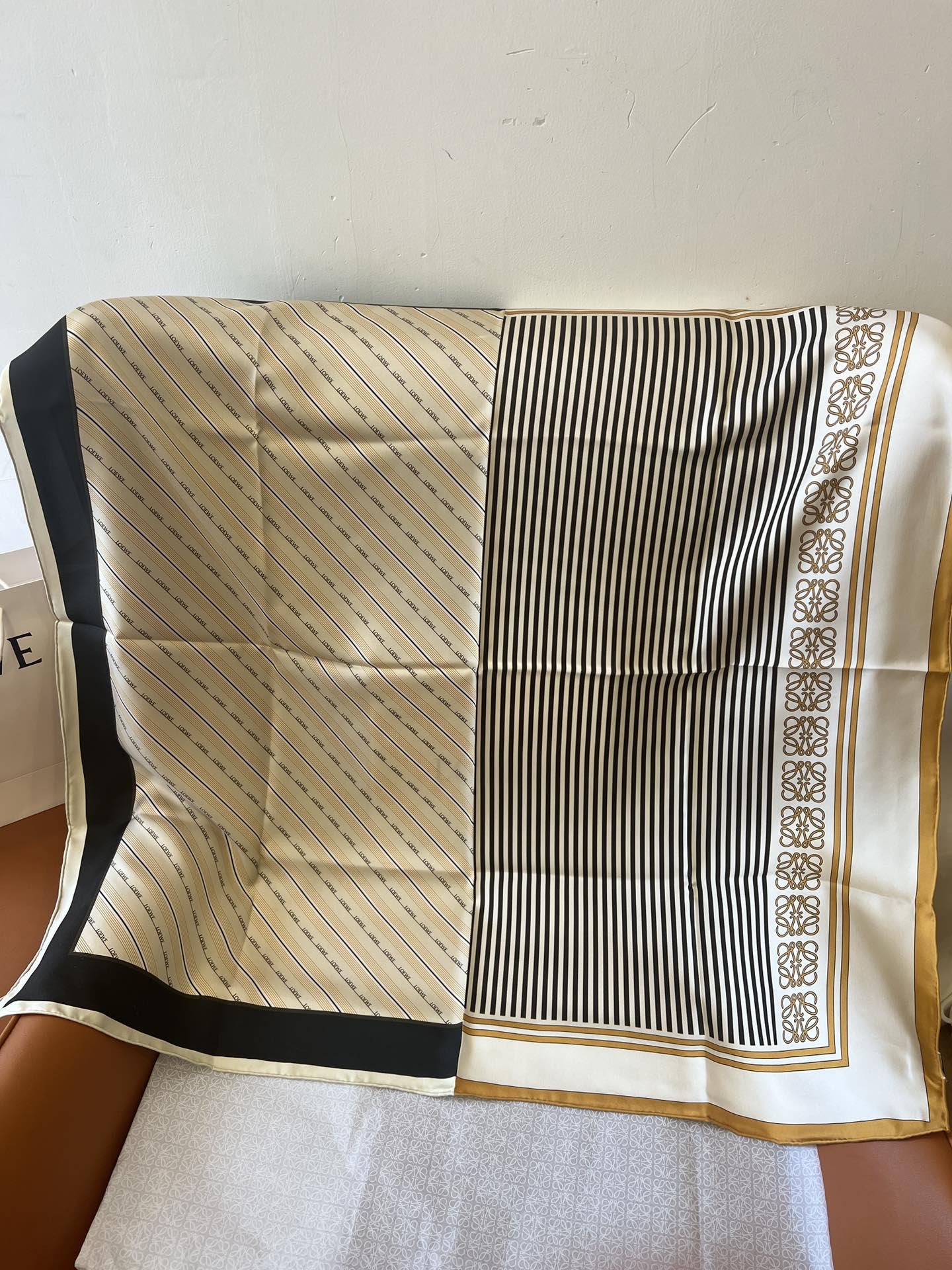 价格(赠送全套豪华包装)
LOEWE 《拼色条纹》 卡其色
Size：90x90cm  100%真丝
贵