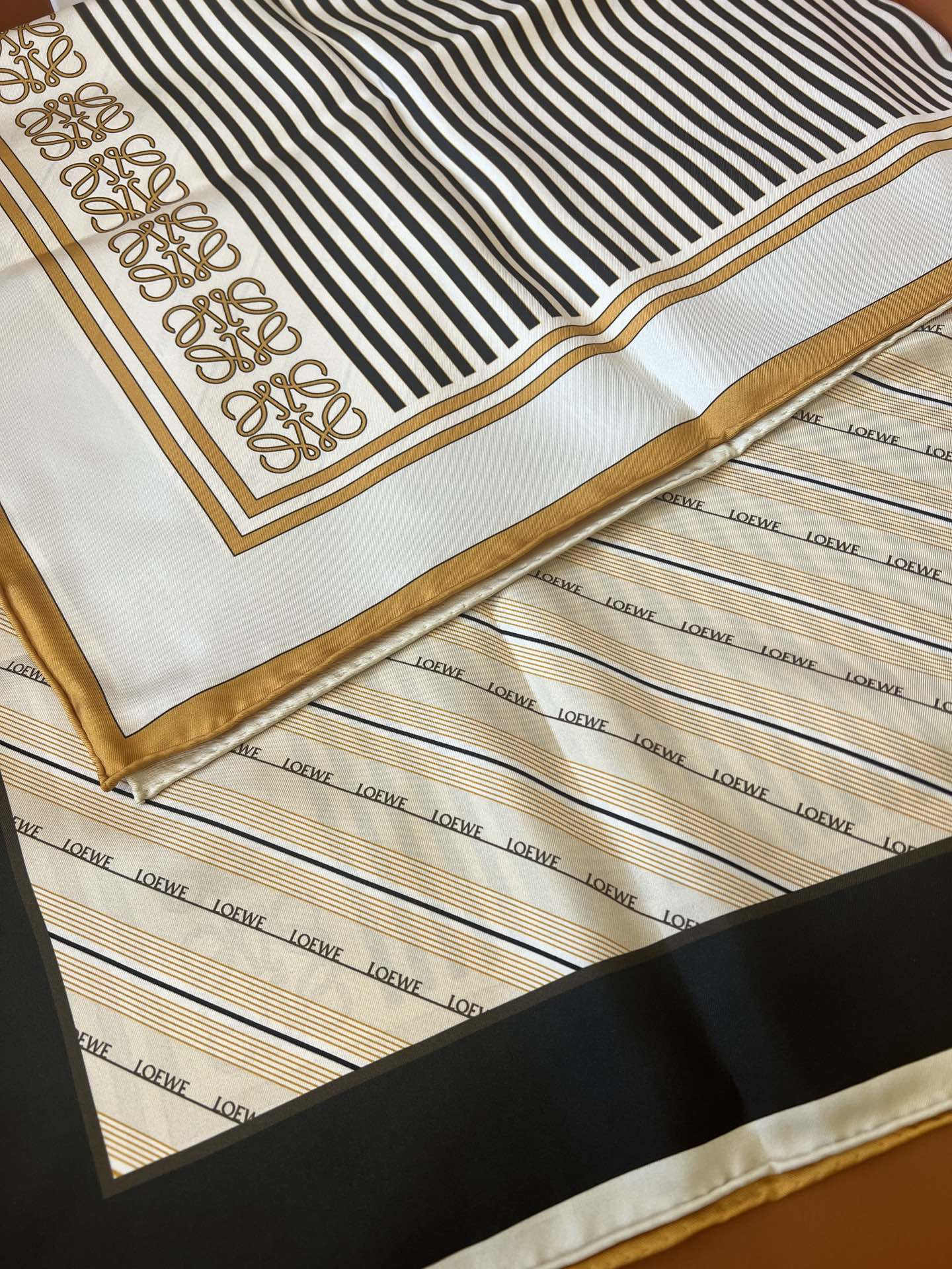 价格(赠送全套豪华包装)
LOEWE 《拼色条纹》 卡其色
Size：90x90cm  100%真丝
贵