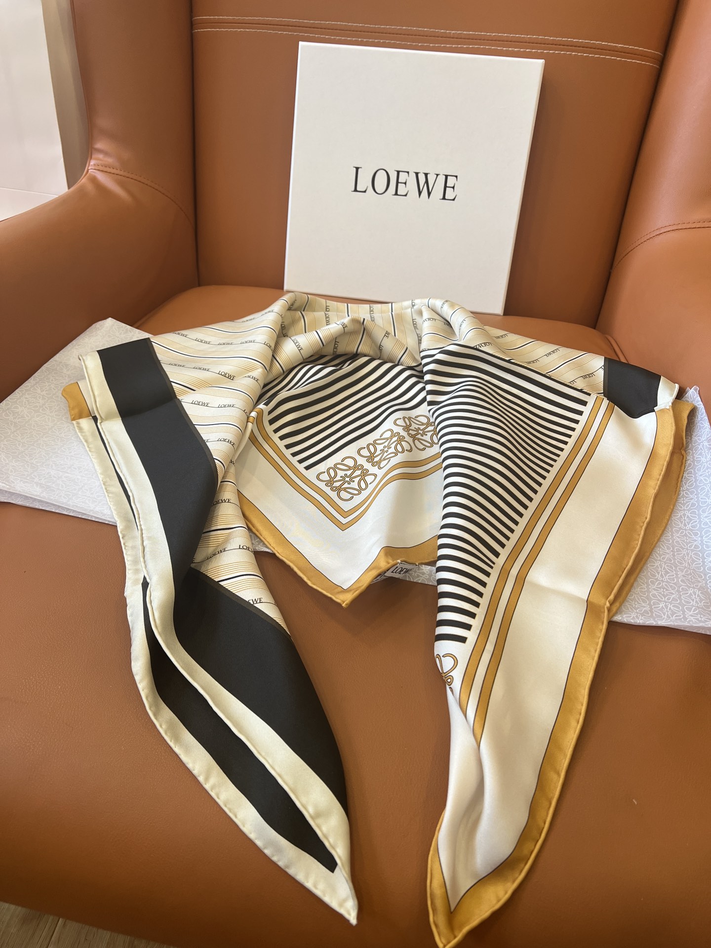 价格(赠送全套豪华包装)
LOEWE 《拼色条纹》 卡其色
Size：90x90cm  100%真丝
贵