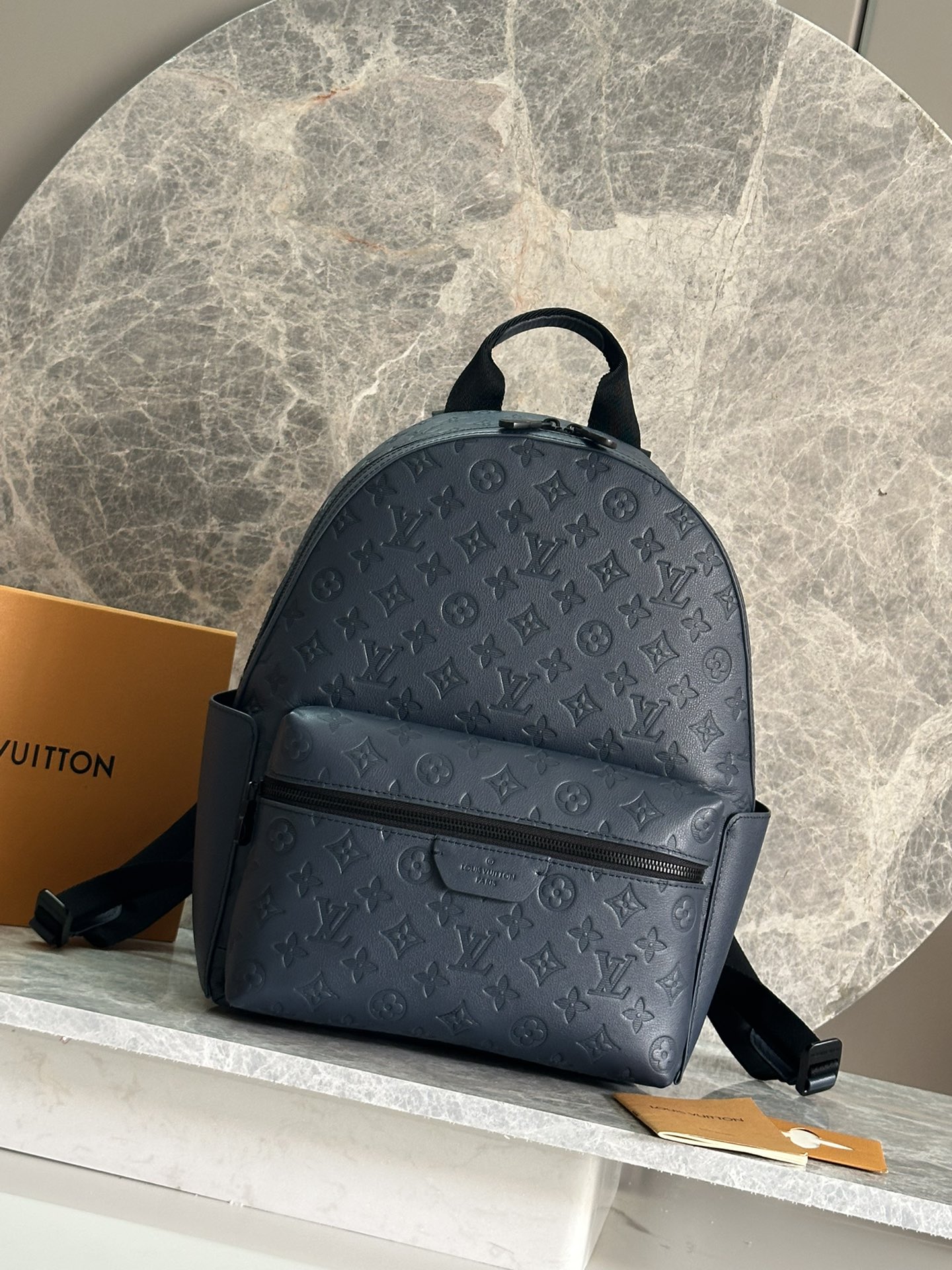 NO:385768,P DISCOVERY small backpack M14884 dark blue This Discovery small backpack uses Monogram Shadow embossed cowhide leather to create spacious space and round configuration. Monogram embossed implicitly reveals the brand style. Large zippered front pocket and open side pockets are easy to pick up and put. Fabric lining and inner patch pockets are rich and exquisite details. size38x29x20cm, LV [top original list], louis vuitton,cowhide19860909P DISCOVERY 小号双肩包 M14884深蓝色 本款 Discovery 小号双肩包以 Monogram Shadow 压纹牛皮革塑造宽敞空间与圆润构型 借 Monogram 压纹含蓄展露品牌风范 大号拉链前袋和开放式侧袋实现便捷取放 织物内衬与内贴袋丰富考究细节 size38x29x20cm,LV【顶级原单】,louis vuitton,cowhide,Bag