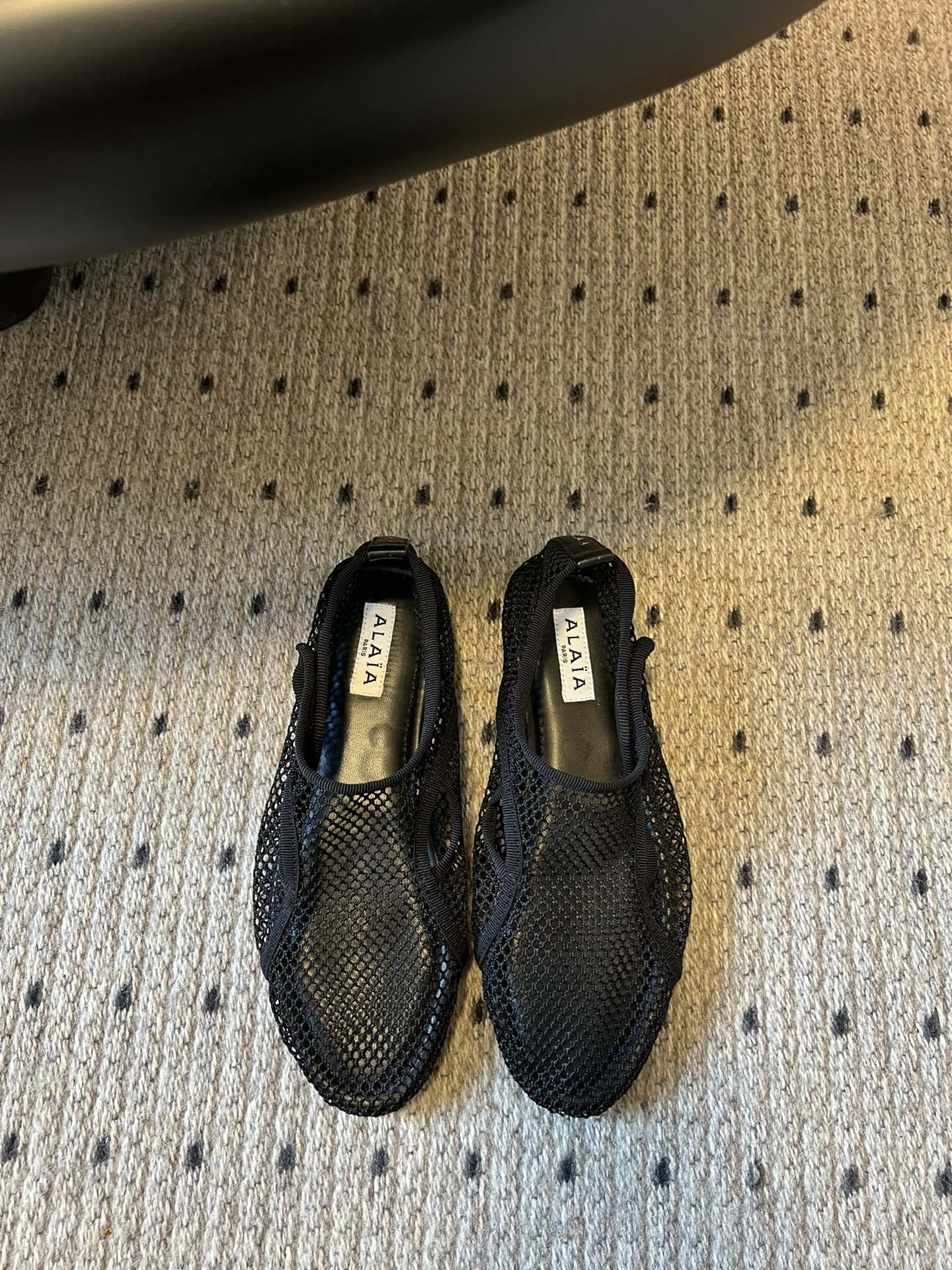 NO:423207,Purchase grade Alaia 25ss new spring and summer style, same style as stars, wearable, unimaginal oil, foot clip, fishnet shoes, light and breathable, relaxed summer aesthetic, breathable mesh, sun and moon, interwoven with a faint sense of translucent aesthetic, mesh design, full breathable, not stuffy, round head design releases toe space, can be worn with thin socks or barefoot, buckle design toes, don't worry about heeling loss when running, original custom mesh material, water dyed sheepskin, outsole original rubber sole Size#35-42 (40 41 42 Custom made, no return or exchange), sandals, alaia, sandals, sheepskin19860909代购级 Alaia 25ss 春夏季新款 明星同款 穿搭万金油 夹脚 渔网鞋 轻盈透气 夏日松弛美学透气网面日月光倾泻 交织出若隐若现的透感美学 网面设计 呼吸感拉满 透气不闷热 圆头设计释放脚趾空间 搭配薄袜或光脚穿都可以 搭扣的设计加持跑步都不用担心掉跟问题 材质原版定制网纱 内里水染羊皮 大底原版橡胶大底 Size#35-42（40 41 42 订做不退换）,凉鞋,alaia,sandals,sheepskin,Women's Shoes