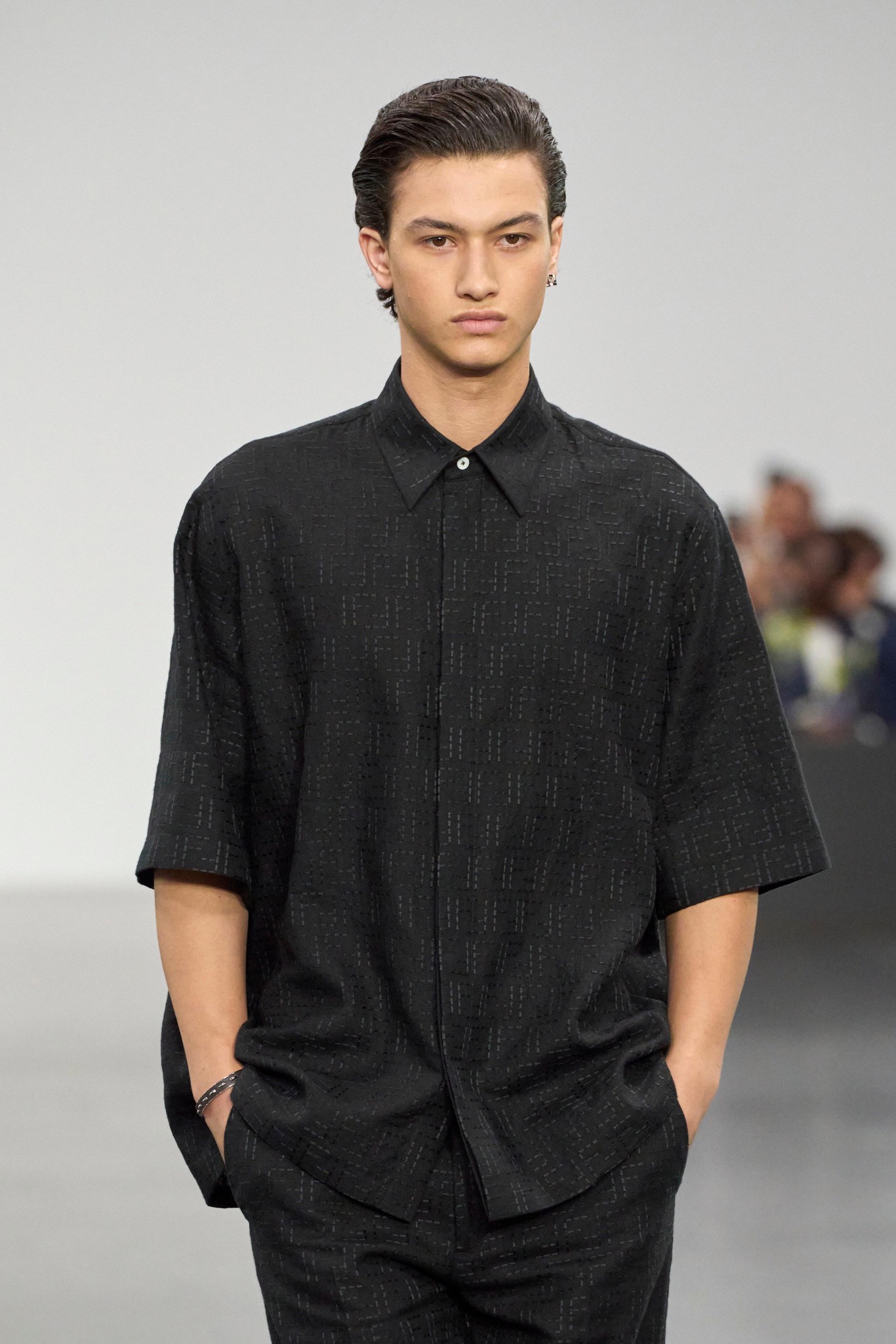 。Fendi 全幅FF衬衫
定制墨韵提花亚麻绮罗 纹理清晰 质感卓越 舒适贴肤 黑色基调 奢雅无界 饰以