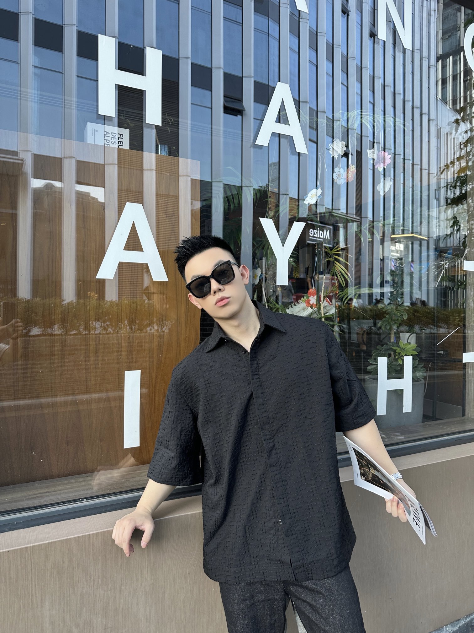 。Fendi 全幅FF衬衫
定制墨韵提花亚麻绮罗 纹理清晰 质感卓越 舒适贴肤 黑色基调 奢雅无界 饰以