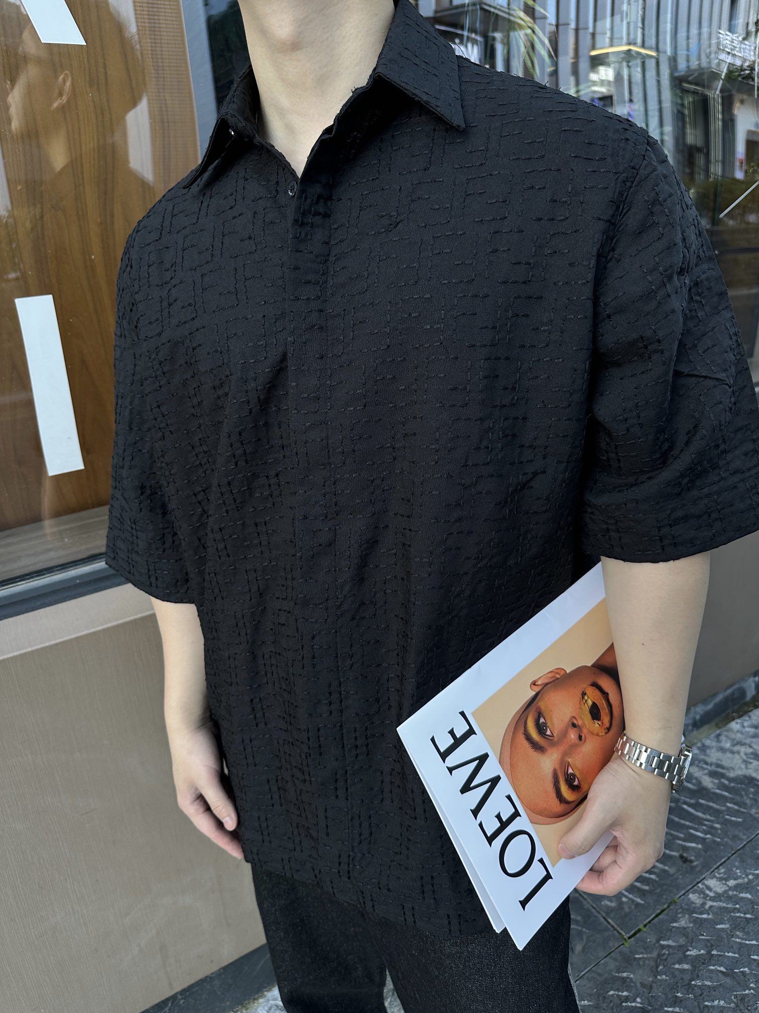 。Fendi 全幅FF衬衫
定制墨韵提花亚麻绮罗 纹理清晰 质感卓越 舒适贴肤 黑色基调 奢雅无界 饰以