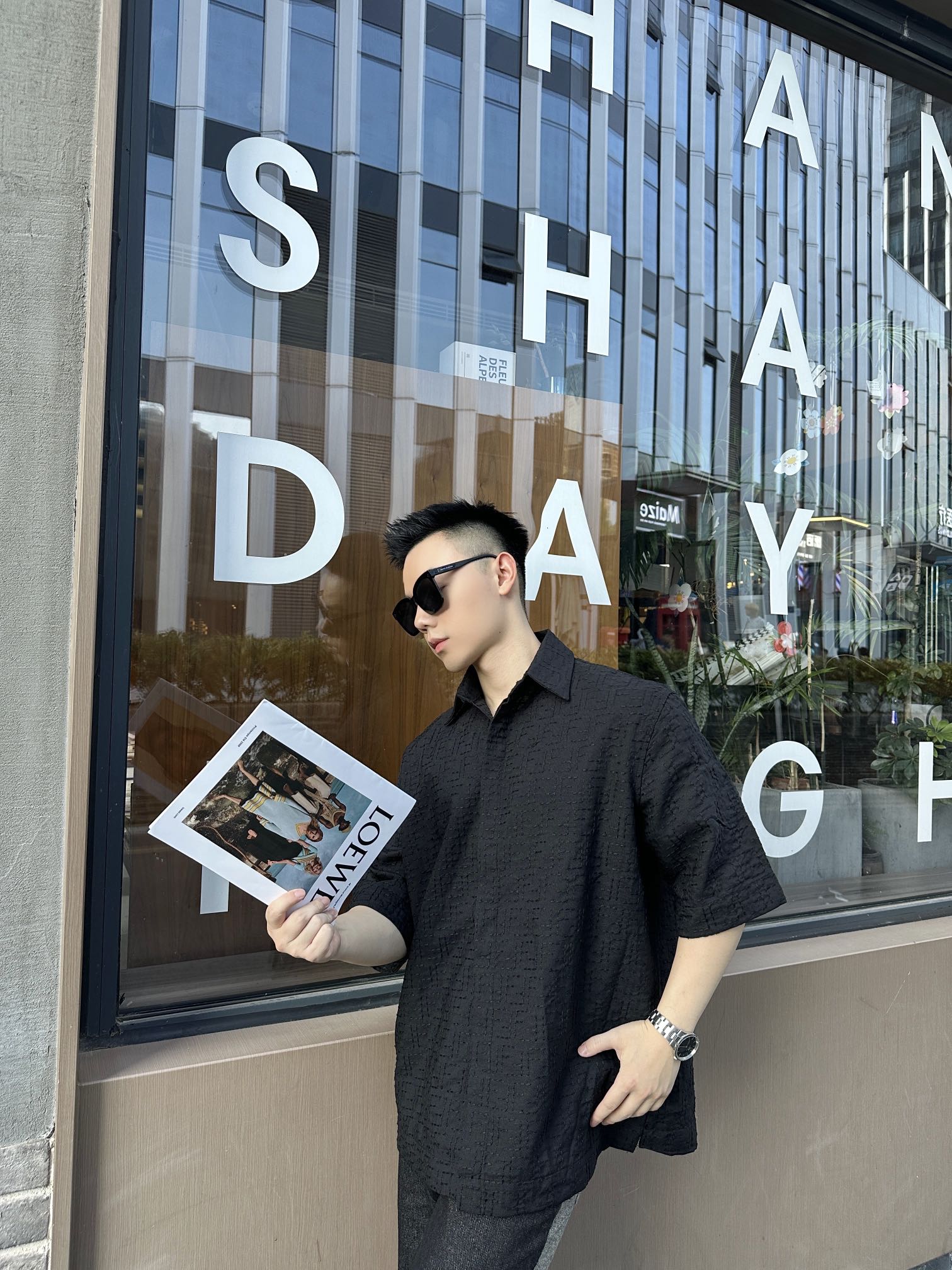 。Fendi 全幅FF衬衫
定制墨韵提花亚麻绮罗 纹理清晰 质感卓越 舒适贴肤 黑色基调 奢雅无界 饰以