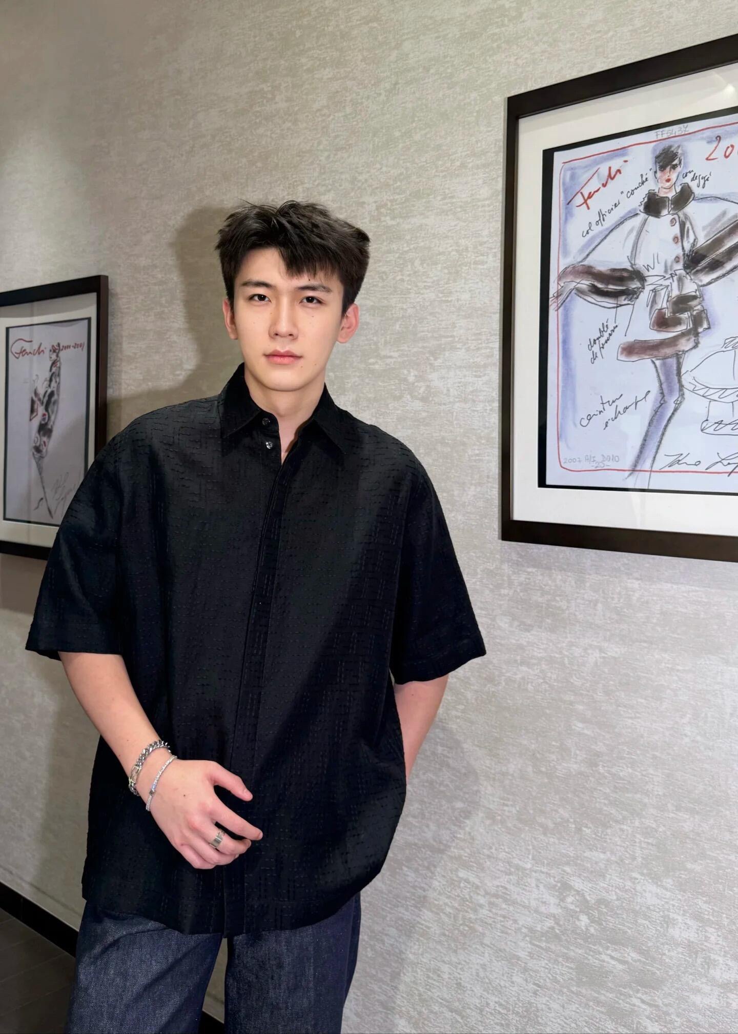 。Fendi 全幅FF衬衫
定制墨韵提花亚麻绮罗 纹理清晰 质感卓越 舒适贴肤 黑色基调 奢雅无界 饰以