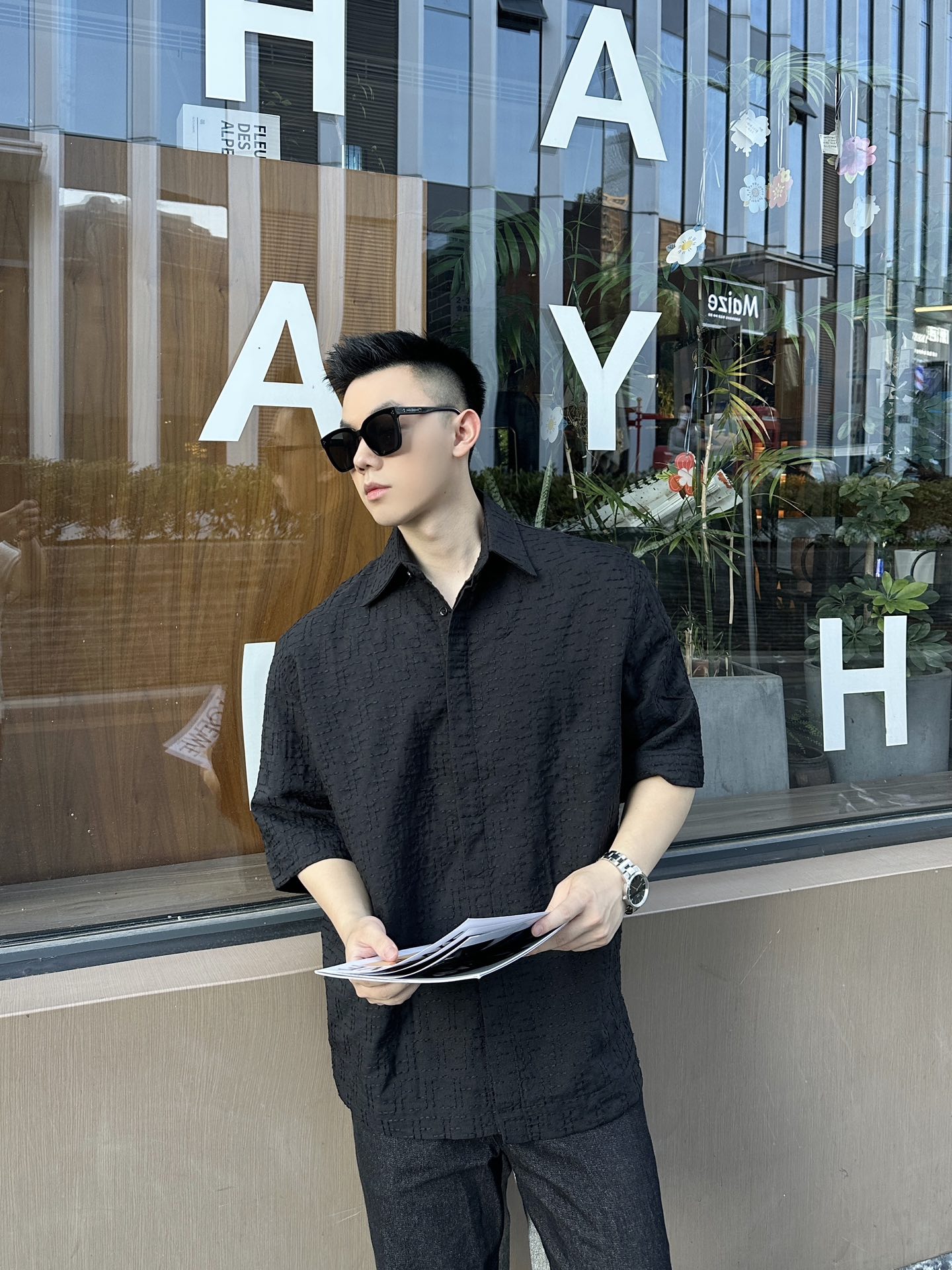 。Fendi 全幅FF衬衫
定制墨韵提花亚麻绮罗 纹理清晰 质感卓越 舒适贴肤 黑色基调 奢雅无界 饰以