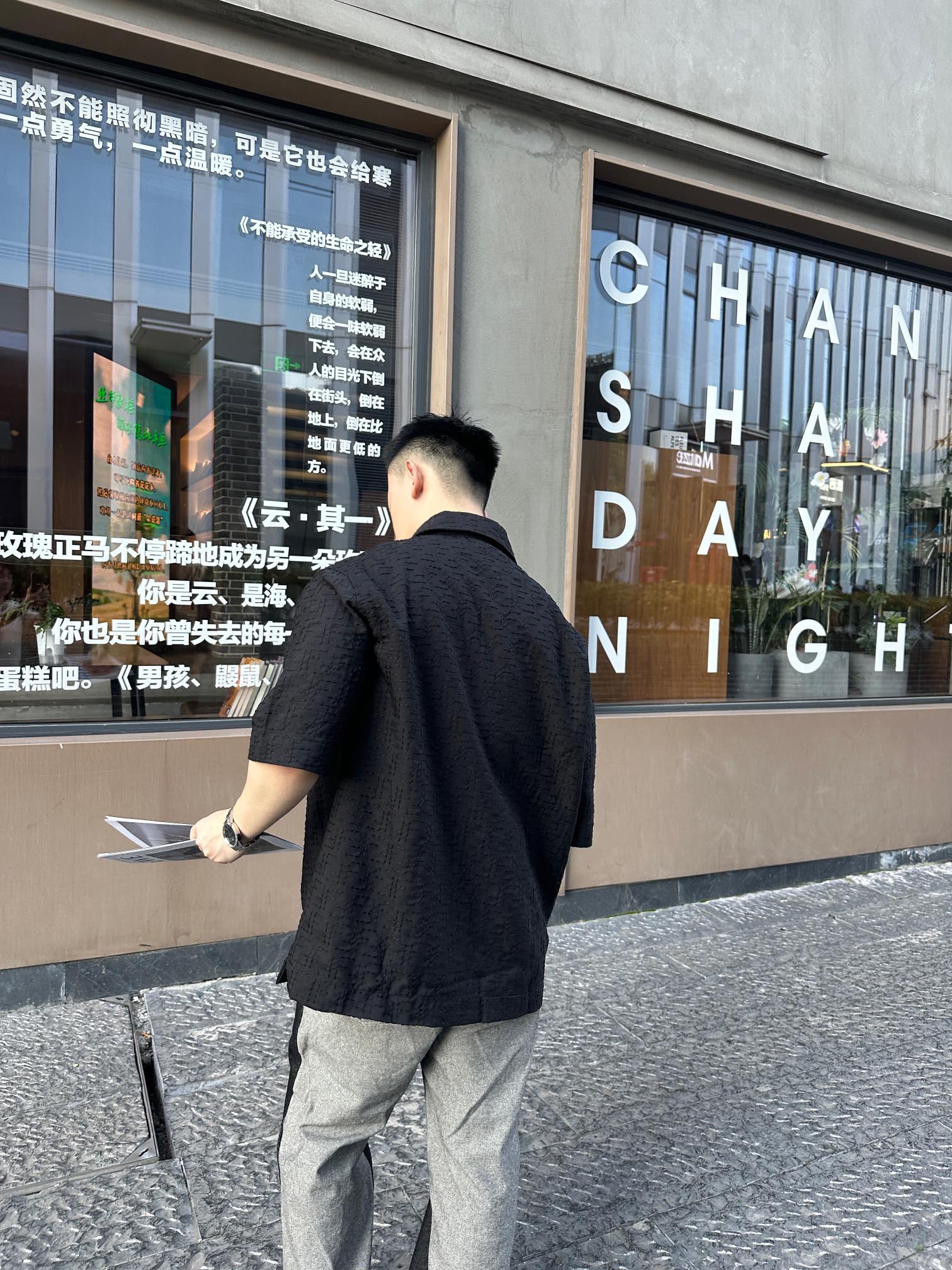 。Fendi 全幅FF衬衫
定制墨韵提花亚麻绮罗 纹理清晰 质感卓越 舒适贴肤 黑色基调 奢雅无界 饰以