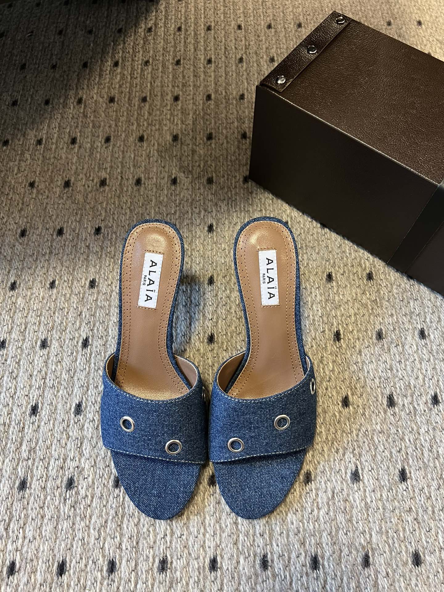 NO:408340,Purchasing grade Alaia Alaia Niche trendy brand 25ss Spring and Summer New Style Slippers This brand needs no need to say more, it is one of the most popular brands in the past two years, and almost everyone in the bloggers have a pair!  The spring season is coming, so I recommend this casual and design-oriented slipper. I feel like this flip flop is about to be popular!  Whether it is paired with jeans, linen leg pants or skirts, it can be very eye-catching!  A pair must be purchased!  The upper is made of original imported patent leather, inner foot pad sheepskin/suede, sole imported from Italy, original color genuine leather outsole, heel height 6.5cm Size#35-41 (40 41 custom made without return), high heels, alaia, high heels, slippers, slippers, jeans, sheepskin, chamois leather, Leather soles19860909代购级 Alaia 阿莱雅 小众潮牌 25ss春夏新款 细跟拖鞋 这品牌这不用多说,是近两年最火之一的品牌,几乎博主人手一双！ 春天的季节就要到了,推荐这款随性又不乏设计感的拖鞋,这款人字拖鞋我感觉即将要爆火！ 无论是配牛仔裤,亚麻腿裤还是裙子都可以很亮眼！必须入手一双！ 鞋面采用原版进口漆皮 内里垫脚羊皮/麂皮 鞋底意大利进口原色真皮大底 跟高6.5cm Size#35-41（40 41订做不退换）,高跟鞋拖鞋,alaia,high heels,slippers,skirts,jeans,sheepskin,chamois leather,Leather soles,Women's Shoes