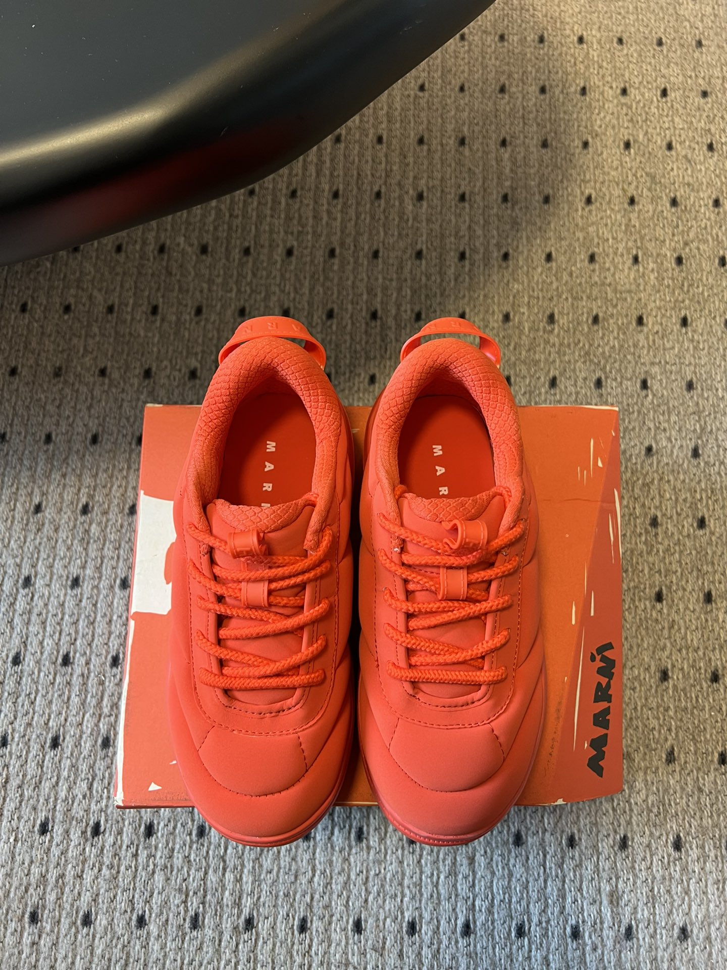 NO:407217,(Top version) Purchase level Marnix HOKA co-branded Puff Bread Sneakers The new co-branded BondiB3, launched by Marni and Hoka, perfectly combines fashion and sports. This shoe is not only unique in design, but also reaches a new level of comfort and functionality. Product features 1. Colorful selection of Bondi B3 X MARNI provides four different color options - dark brown, red, sky blue and beige to meet the personalized needs of different consumers. 2. High-quality materials use high-quality fabrics and advanced manufacturing processes to ensure the durability and comfort of the shoes. 3. Light cushioning is equipped with Hoka One One's signature midsole technology to provide excellent cushioning effect, reducing the fatigue caused by long-term wear 4. The fashionable appearance will  Marni's design concept is integrated into it, making shoes not only suitable for daily wear, but also become the focus of street fashion. Whether you are a trendy person who pursues fashion or a sports enthusiast who focuses on comfort, Marni x Hoka Bondi B3 is an ideal choice for you. Get it now and experience the comfort and fashion you have in the past!  Size 35-40 (40 custom non-return and exchange, casual shoes/sports shoes, marni, sneakers19860909（顶级版本） 代购级别 Marnix HOKA联名款泡芙面包运动鞋 Marni与 Hoka 携手推出的全新联名合作款 BondiB3,将时尚与运动完美结合.这款鞋不仅在设计上独具匠心,更在舒适度和功能性方面达到了新的高度. 产品特点 1. 多彩选择Bondi B3 X MARNI 提供了四种不同的颜色选项-深棕、红色、天蓝和米色,满足不同消费者的个性化需求. 2. 优质材料采用高品质的面料和先进的制造工艺,确保鞋子的耐用性和舒适性. 3. 轻盈缓震搭载Hoka One One标志性的中底技术提供卓越的缓震效果,减轻长时间穿着带来的疲劳感 4. 时尚外观将 Marni的设计理念融入其中,使鞋子不仅适合日常穿搭,也能成为街头潮流的焦点. 无论你是追求时尚的潮人,还是注重舒适的运动爱好者,Marni x Hoka Bondi B3都是你不可错过的理想之选.立即入手,体验前所末有的舒适与时尚！ 码数35-40（40定制不退换,休闲鞋/运动鞋,marni,sneakers,Women's Shoes