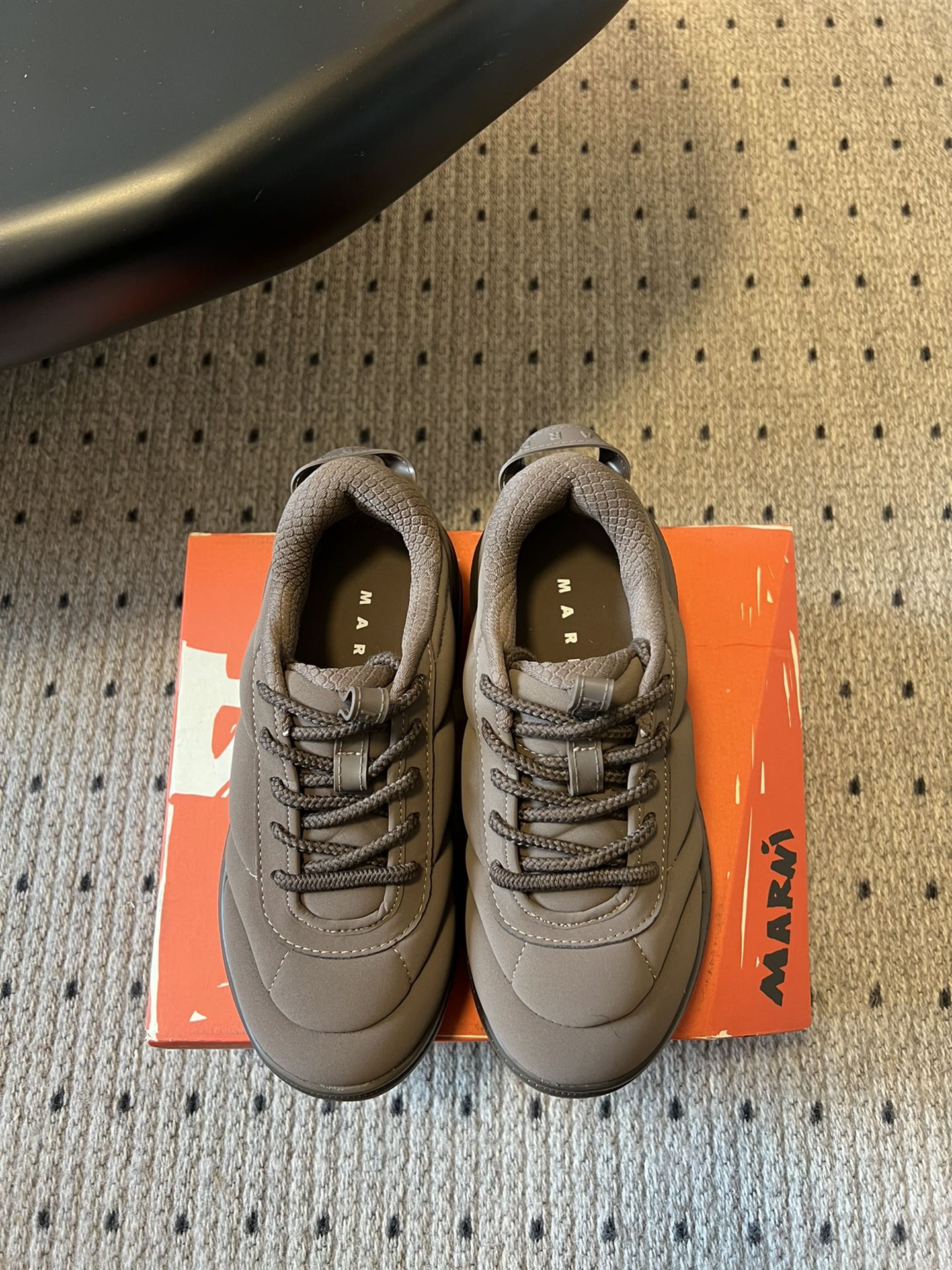 NO:407213,(Top version) Purchase level Marnix HOKA co-branded Puff Bread Sneakers The new co-branded BondiB3, launched by Marni and Hoka, perfectly combines fashion and sports. This shoe is not only unique in design, but also reaches a new level of comfort and functionality. Product features 1. Colorful selection of Bondi B3 X MARNI provides four different color options - dark brown, red, sky blue and beige to meet the personalized needs of different consumers. 2. High-quality materials use high-quality fabrics and advanced manufacturing processes to ensure the durability and comfort of the shoes. 3. Light cushioning is equipped with Hoka One One's signature midsole technology to provide excellent cushioning effect, reducing the fatigue caused by long-term wear 4. The fashionable appearance will  Marni's design concept is integrated into it, making shoes not only suitable for daily wear, but also become the focus of street fashion. Whether you are a trendy person who pursues fashion or a sports enthusiast who focuses on comfort, Marni x Hoka Bondi B3 is an ideal choice for you. Get it now and experience the comfort and fashion you have in the past!  Size 35-40 (40 custom non-return and exchange, casual shoes/sports shoes, marni, sneakers19860909（顶级版本） 代购级别 Marnix HOKA联名款泡芙面包运动鞋 Marni与 Hoka 携手推出的全新联名合作款 BondiB3,将时尚与运动完美结合.这款鞋不仅在设计上独具匠心,更在舒适度和功能性方面达到了新的高度. 产品特点 1. 多彩选择Bondi B3 X MARNI 提供了四种不同的颜色选项-深棕、红色、天蓝和米色,满足不同消费者的个性化需求. 2. 优质材料采用高品质的面料和先进的制造工艺,确保鞋子的耐用性和舒适性. 3. 轻盈缓震搭载Hoka One One标志性的中底技术提供卓越的缓震效果,减轻长时间穿着带来的疲劳感 4. 时尚外观将 Marni的设计理念融入其中,使鞋子不仅适合日常穿搭,也能成为街头潮流的焦点. 无论你是追求时尚的潮人,还是注重舒适的运动爱好者,Marni x Hoka Bondi B3都是你不可错过的理想之选.立即入手,体验前所末有的舒适与时尚！ 码数35-40（40定制不退换,休闲鞋/运动鞋,marni,sneakers,Women's Shoes