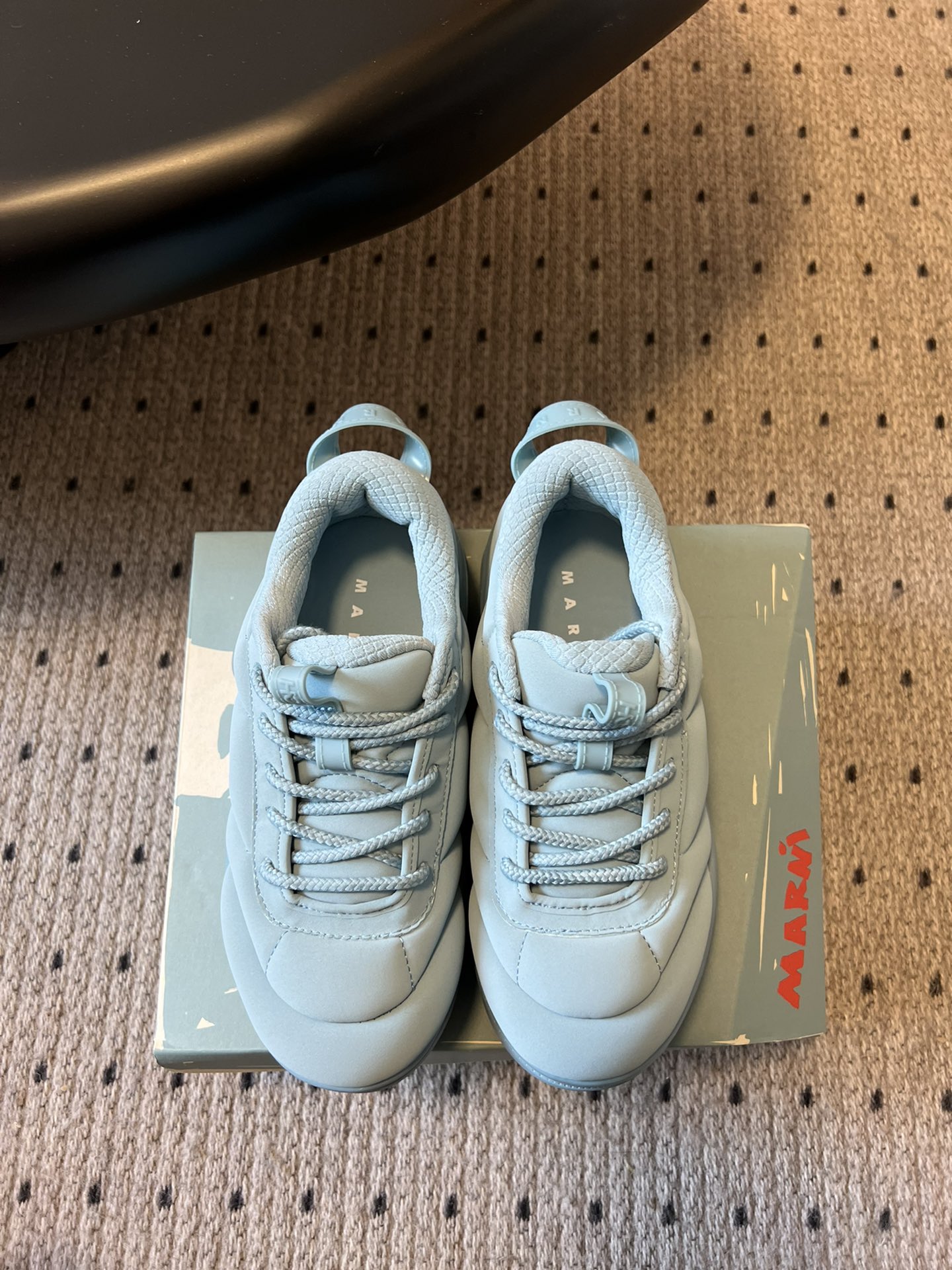 NO:407222,(Top version) Purchase level Marnix HOKA co-branded Puff Bread Sneakers The new co-branded BondiB3, launched by Marni and Hoka, perfectly combines fashion and sports. This shoe is not only unique in design, but also reaches a new level of comfort and functionality. Product features 1. Colorful selection of Bondi B3 X MARNI provides four different color options - dark brown, red, sky blue and beige to meet the personalized needs of different consumers. 2. High-quality materials use high-quality fabrics and advanced manufacturing processes to ensure the durability and comfort of the shoes. 3. Light cushioning is equipped with Hoka One One's signature midsole technology to provide excellent cushioning effect, reducing the fatigue caused by long-term wear 4. The fashionable appearance will  Marni's design concept is integrated into it, making shoes not only suitable for daily wear, but also become the focus of street fashion. Whether you are a trendy person who pursues fashion or a sports enthusiast who focuses on comfort, Marni x Hoka Bondi B3 is an ideal choice for you. Get it now and experience the comfort and fashion you have in the past!  Size 35-40 (40 custom non-return and exchange, casual shoes/sports shoes, marni, sneakers19860909（顶级版本） 代购级别 Marnix HOKA联名款泡芙面包运动鞋 Marni与 Hoka 携手推出的全新联名合作款 BondiB3,将时尚与运动完美结合.这款鞋不仅在设计上独具匠心,更在舒适度和功能性方面达到了新的高度. 产品特点 1. 多彩选择Bondi B3 X MARNI 提供了四种不同的颜色选项-深棕、红色、天蓝和米色,满足不同消费者的个性化需求. 2. 优质材料采用高品质的面料和先进的制造工艺,确保鞋子的耐用性和舒适性. 3. 轻盈缓震搭载Hoka One One标志性的中底技术提供卓越的缓震效果,减轻长时间穿着带来的疲劳感 4. 时尚外观将 Marni的设计理念融入其中,使鞋子不仅适合日常穿搭,也能成为街头潮流的焦点. 无论你是追求时尚的潮人,还是注重舒适的运动爱好者,Marni x Hoka Bondi B3都是你不可错过的理想之选.立即入手,体验前所末有的舒适与时尚！ 码数35-40（40定制不退换,休闲鞋/运动鞋,marni,sneakers,Women's Shoes