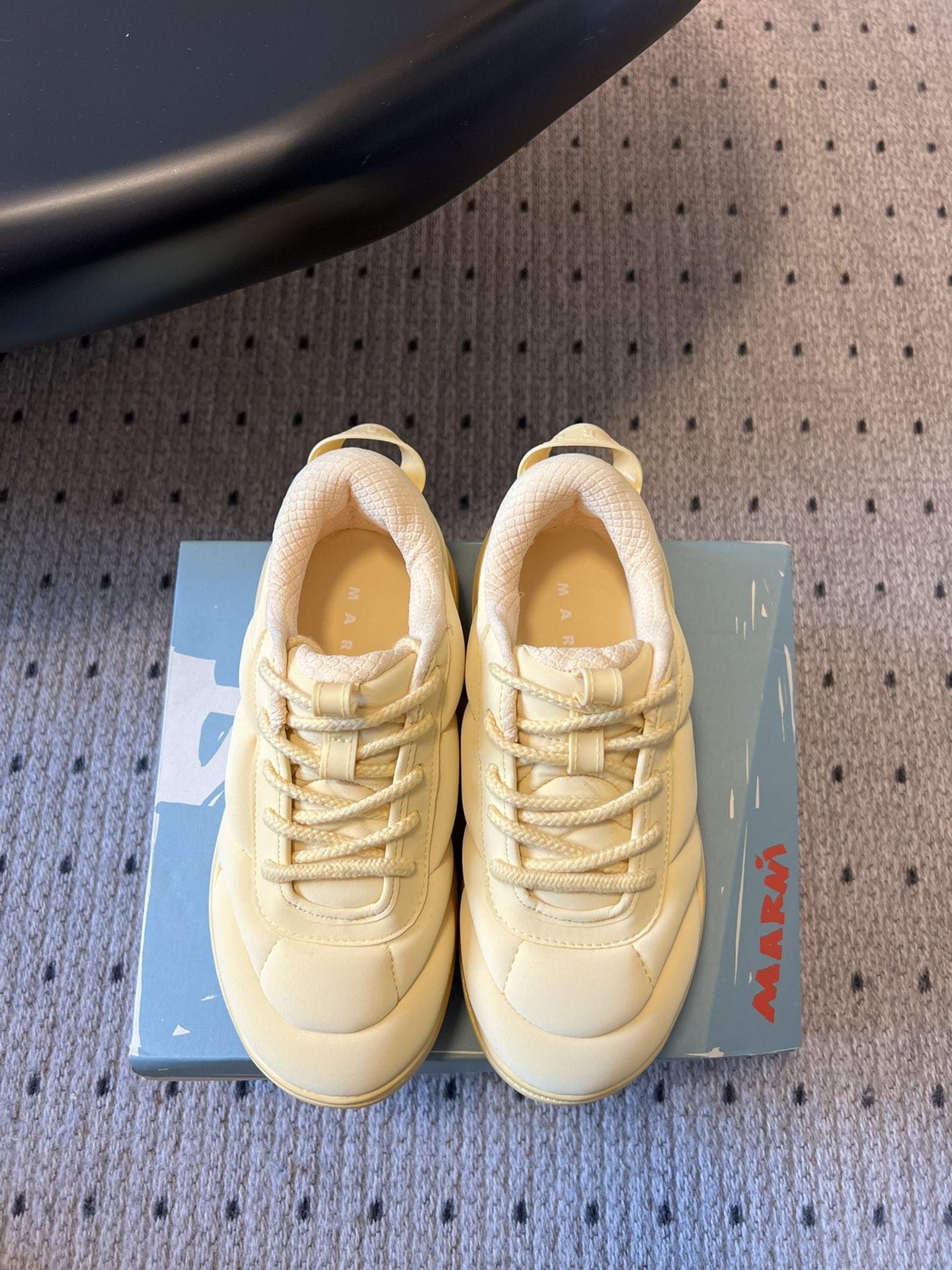 NO:388849,Purchase level Marnix HOKA co-branded Puff Bread Sneakers The new co-branded BondiB3, launched by Marni and Hoka, perfectly combines fashion and sports. This shoe is not only unique in design, but also reaches a new level in comfort and functionality. Product features 1. Colorful selection of Bondi B3 X MARNI provides four different color options - dark brown, red, sky blue and beige to meet the personalized needs of different consumers. 2. High-quality materials use high-quality fabrics and advanced manufacturing processes to ensure the durability and comfort of the shoes. 3. Light cushioning is equipped with Hoka One One's signature midsole technology to provide excellent cushioning effect, reducing the fatigue caused by long-term wear 4. The fashionable appearance will  Marni's design concept is integrated into it, making shoes not only suitable for daily wear, but also become the focus of street fashion. Whether you are a trendy person who pursues fashion or a sports enthusiast who focuses on comfort, Marni x Hoka Bondi B3 is an ideal choice for you. Get it now and experience the comfort and fashion you have in the past!  Size 35-40 (40 custom non-return and exchange, casual shoes/sports shoes, marni, sneakers19860909代购级别 Marnix HOKA联名款泡芙面包运动鞋 Marni与 Hoka 携手推出的全新联名合作款 BondiB3,将时尚与运动完美结合.这款鞋不仅在设计上独具匠心,更在舒适度和功能性方面达到了新的高度. 产品特点 1. 多彩选择Bondi B3 X MARNI 提供了四种不同的颜色选项-深棕、红色、天蓝和米色,满足不同消费者的个性化需求. 2. 优质材料采用高品质的面料和先进的制造工艺,确保鞋子的耐用性和舒适性. 3. 轻盈缓震搭载Hoka One One标志性的中底技术提供卓越的缓震效果,减轻长时间穿着带来的疲劳感 4. 时尚外观将 Marni的设计理念融入其中,使鞋子不仅适合日常穿搭,也能成为街头潮流的焦点. 无论你是追求时尚的潮人,还是注重舒适的运动爱好者,Marni x Hoka Bondi B3都是你不可错过的理想之选.立即入手,体验前所末有的舒适与时尚！ 码数35-40（40定制不退换,休闲鞋/运动鞋,marni,sneakers,Women's Shoes