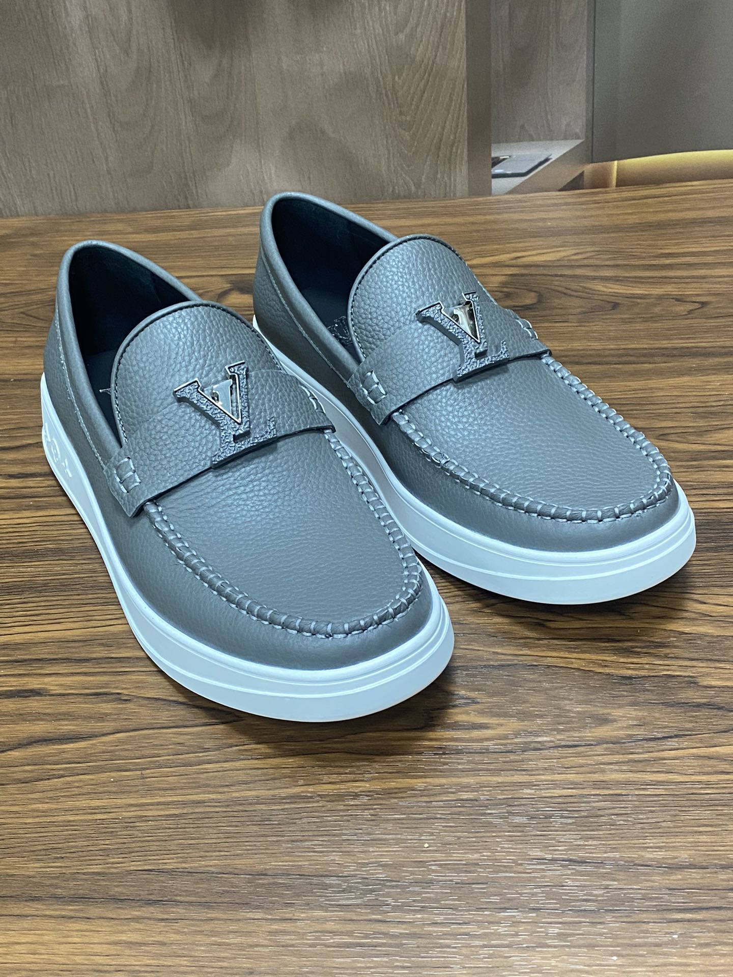 NO:349068,(The official website of the latest genuine leather business shoes of all high-end high-end boutique cowhide 2025LV is launched simultaneously, imported from Italy, first layer cowhide is made of one-to-one, 1:1 (original outsole). It is versatile, high-end and classy, ​​and the color combination is extraordinary. This four-season model is charming when worn on the feet and shows the temperament of the big brand. Standard code 39-44 (can be ordered 38.45.46.47.,,louis vuitton,cowhide19860909（全高端精品牛皮内里2025LV最新真皮商务鞋官网同步上市,意大利进口 头层牛皮一比一重金打造,官网1:1 (原版大底) .穿着百搭,高档不失档次,彩色搭配气度不凡.此款四季款,穿在脚上魅力四射尽显大牌气质.标准码39一44(可订38.45.46.47.,,louis vuitton,cowhide,Men's shoes