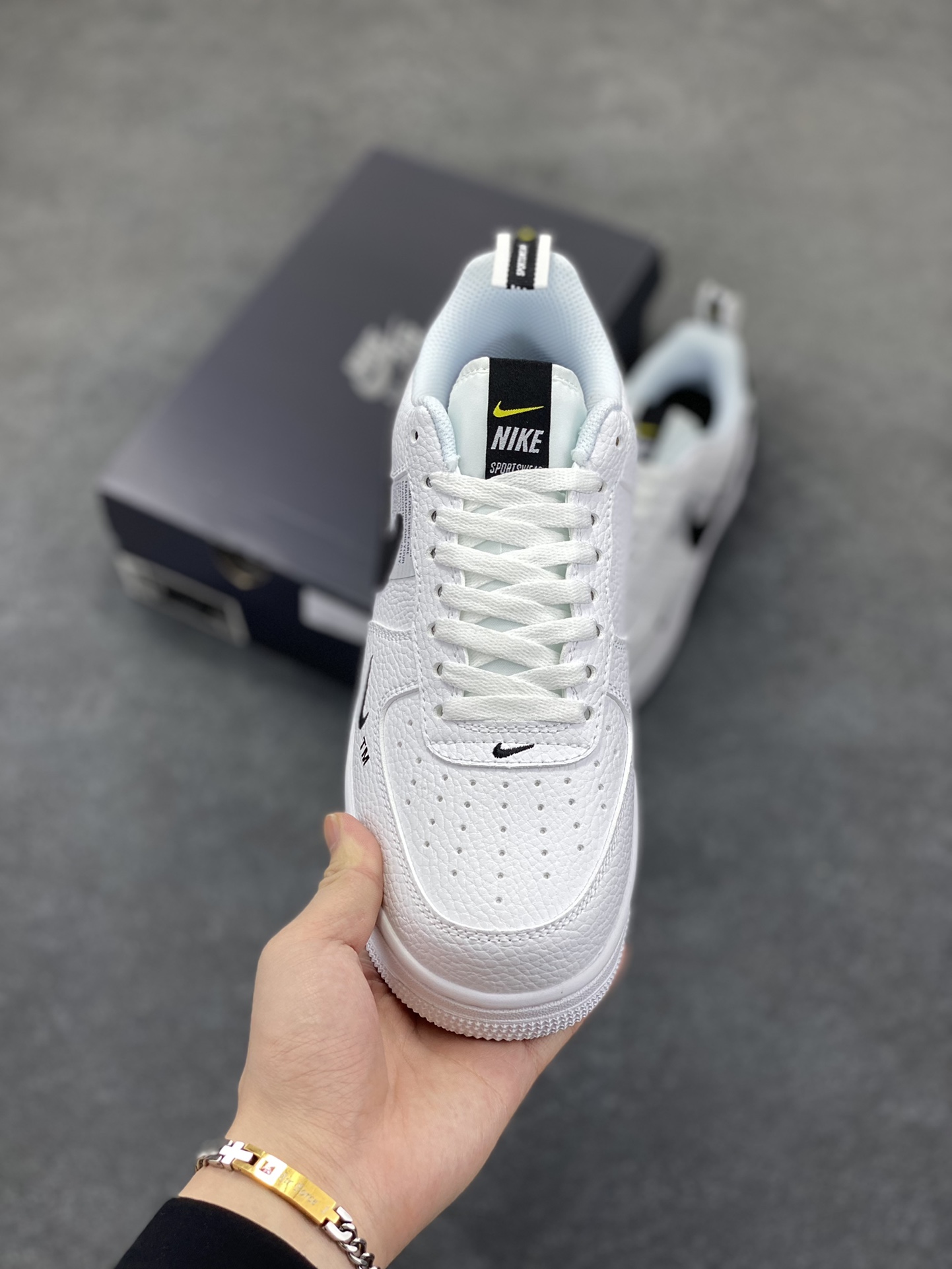 图片[2]-Nike Air Force 1 ’07 Low 空军一号低帮百搭休闲运动板鞋。柔软、弹性十足的缓震性能和出色的中底设计，横跨复古与现代的外型结合，造就出风靡全球三十多年的Force 1，直到今天还深受青睐 货号：AJ7747-100 尺码：36 36.5 37.5 38 38.5 39 40 40.5 41 42 42.5 43 44 44.5 45-选品中心