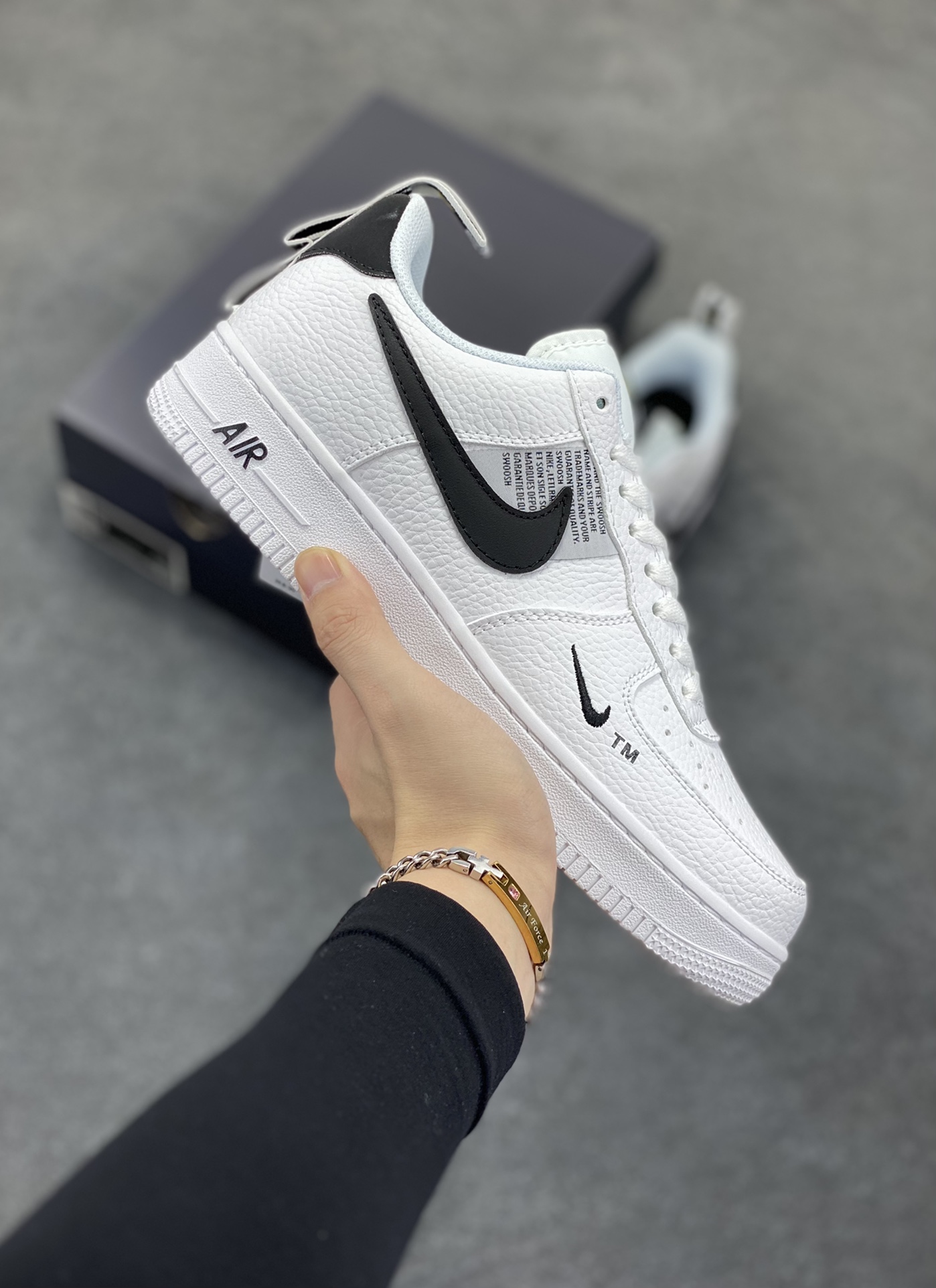 Nike Air Force 1 ’07 Low 空军一号低帮百搭休闲运动板鞋。柔软、弹性十足的缓震性能和出色的中底设计，横跨复古与现代的外型结合，造就出风靡全球三十多年的Force 1，直到今天还深受青睐 货号：AJ7747-100 尺码：36 36.5 37.5 38 38.5 39 40 40.5 41 42 42.5 43 44 44.5 45-选品中心