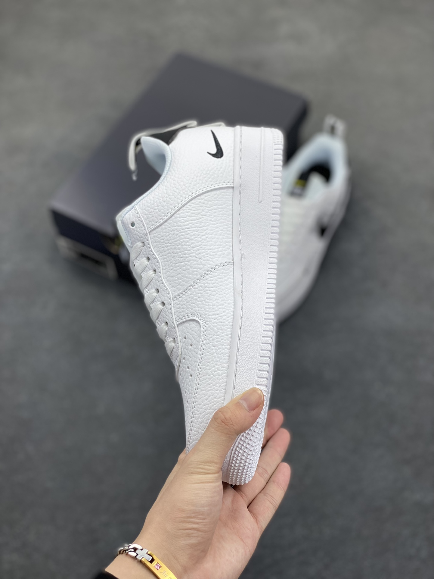 图片[3]-Nike Air Force 1 ’07 Low 空军一号低帮百搭休闲运动板鞋。柔软、弹性十足的缓震性能和出色的中底设计，横跨复古与现代的外型结合，造就出风靡全球三十多年的Force 1，直到今天还深受青睐 货号：AJ7747-100 尺码：36 36.5 37.5 38 38.5 39 40 40.5 41 42 42.5 43 44 44.5 45-选品中心