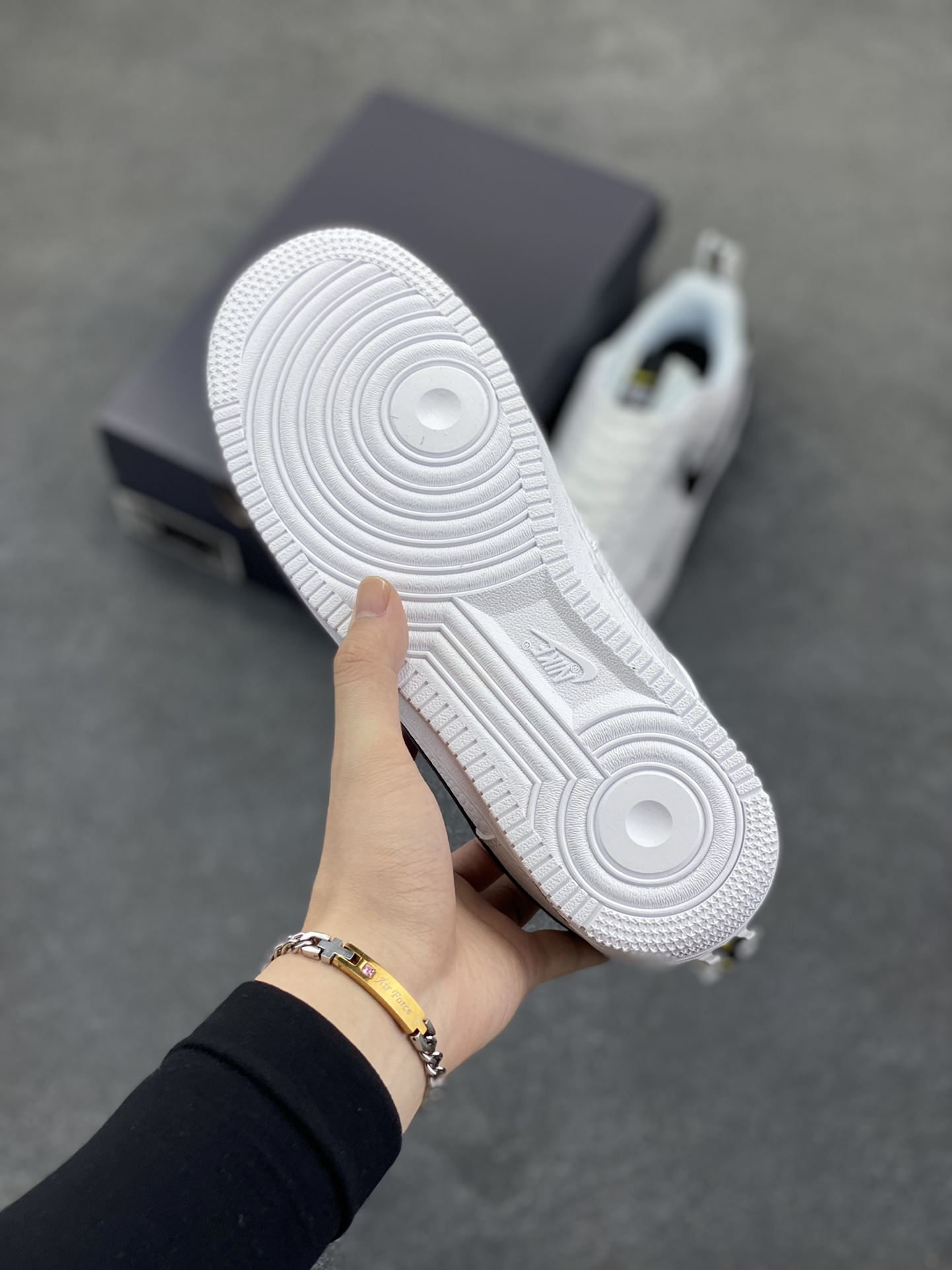 图片[5]-Nike Air Force 1 ’07 Low 空军一号低帮百搭休闲运动板鞋。柔软、弹性十足的缓震性能和出色的中底设计，横跨复古与现代的外型结合，造就出风靡全球三十多年的Force 1，直到今天还深受青睐 货号：AJ7747-100 尺码：36 36.5 37.5 38 38.5 39 40 40.5 41 42 42.5 43 44 44.5 45-选品中心