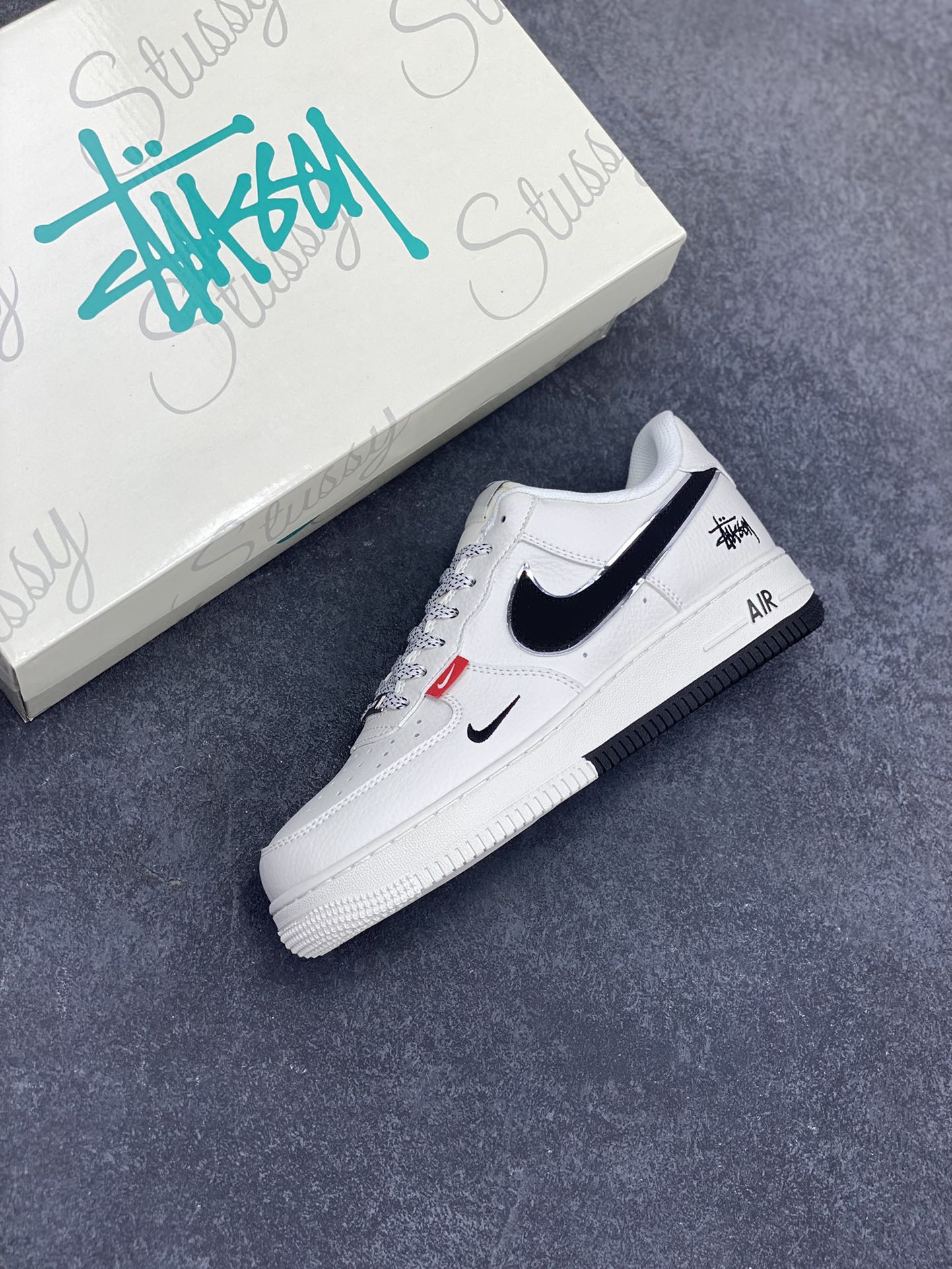 图片[7]-NIke Air Force 1 \’07 Low “斯图西联名——双拼小红标”空军一号 低帮 运动鞋 休闲鞋 折边针车 工艺难度大 原楦头原纸板 原装鞋盒 定制五金配件 内置全掌气垫 原厂鞋底 货号：CS5288-010 尺码：36 36.5 37.5 38 38.5 39 40 40.5 41 42 42.5 43 44 44.5 45-选品中心