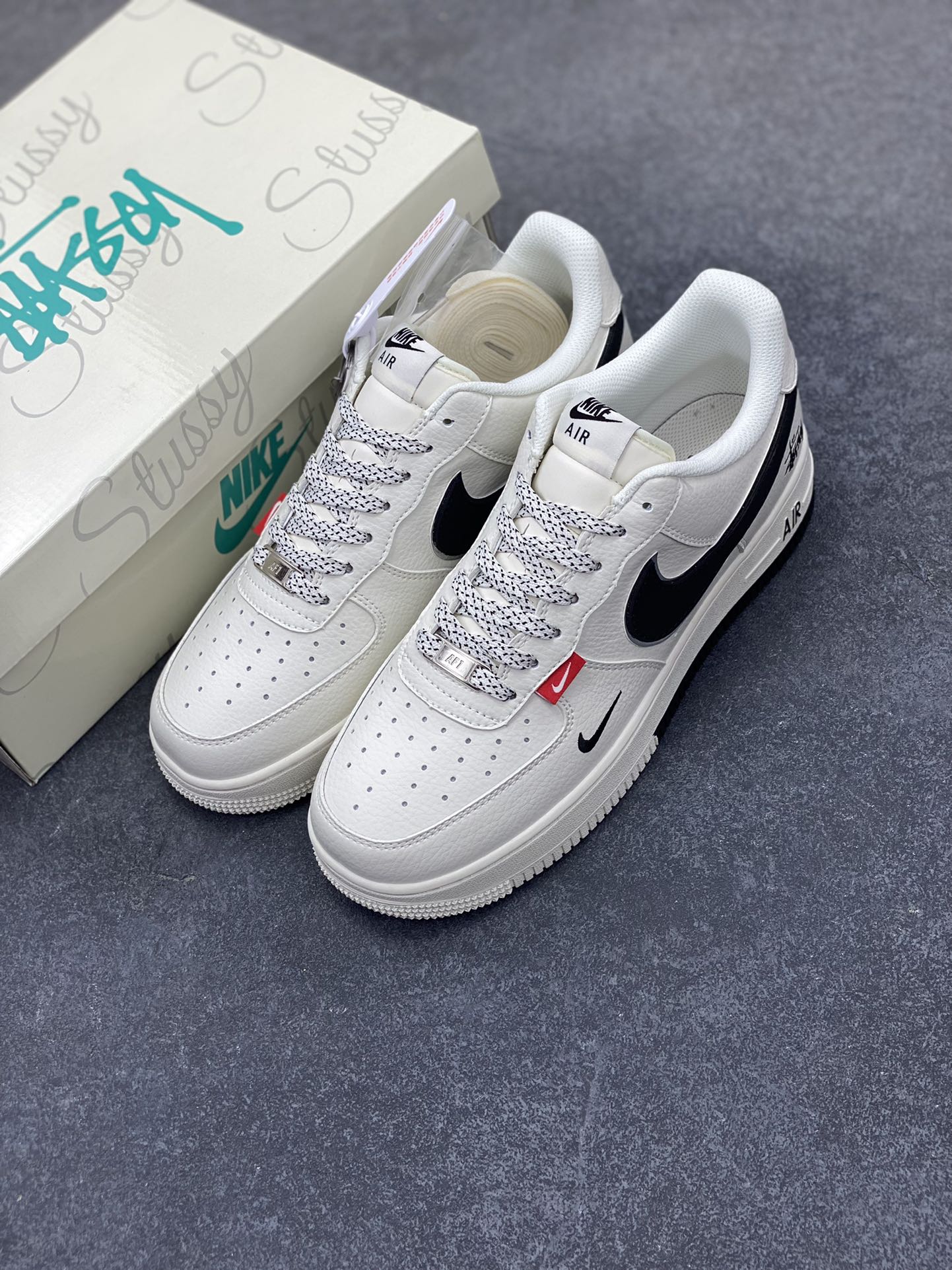 图片[8]-NIke Air Force 1 \’07 Low “斯图西联名——双拼小红标”空军一号 低帮 运动鞋 休闲鞋 折边针车 工艺难度大 原楦头原纸板 原装鞋盒 定制五金配件 内置全掌气垫 原厂鞋底 货号：CS5288-010 尺码：36 36.5 37.5 38 38.5 39 40 40.5 41 42 42.5 43 44 44.5 45-选品中心