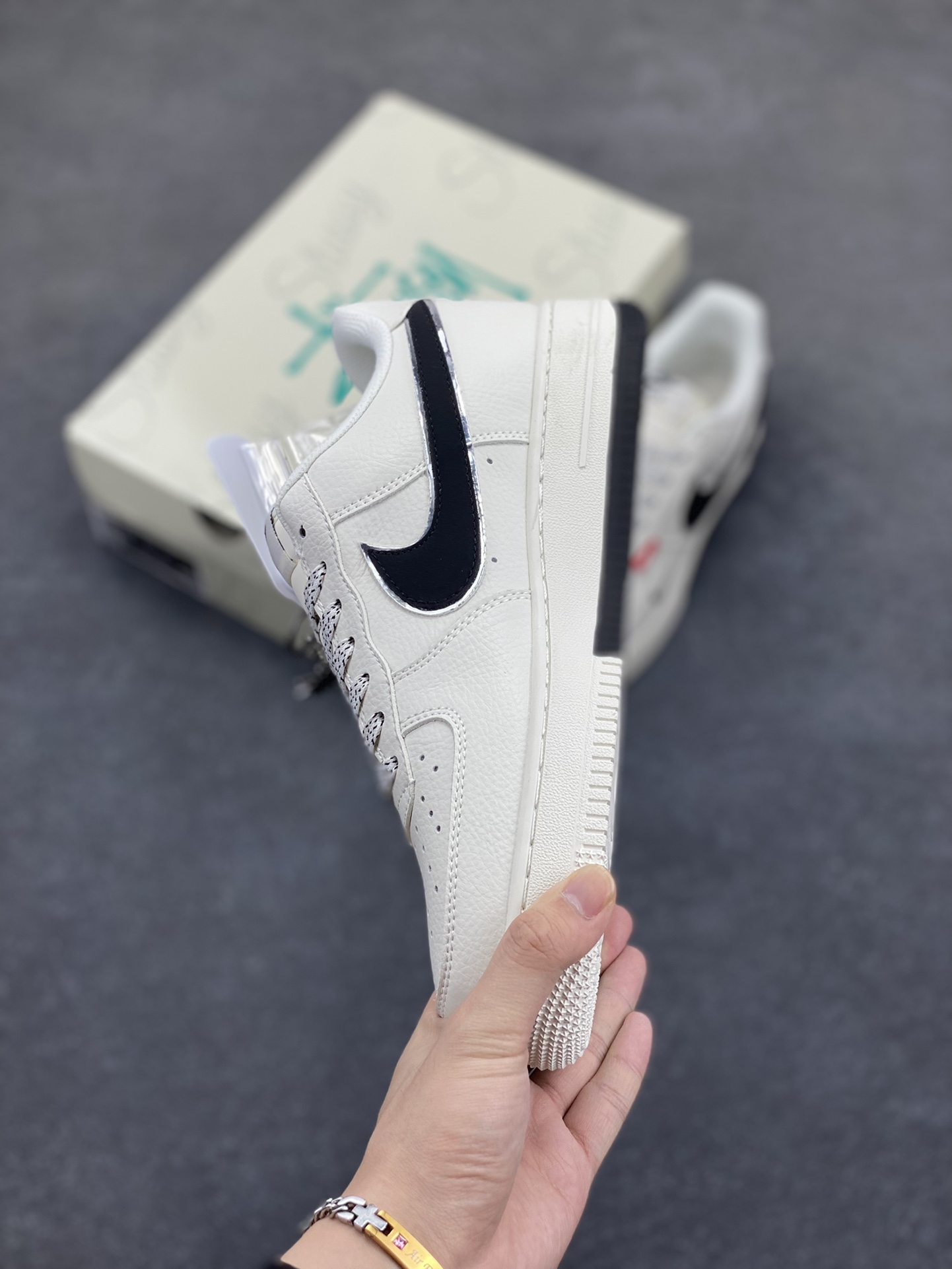 图片[3]-NIke Air Force 1 \’07 Low “斯图西联名——双拼小红标”空军一号 低帮 运动鞋 休闲鞋 折边针车 工艺难度大 原楦头原纸板 原装鞋盒 定制五金配件 内置全掌气垫 原厂鞋底 货号：CS5288-010 尺码：36 36.5 37.5 38 38.5 39 40 40.5 41 42 42.5 43 44 44.5 45-选品中心