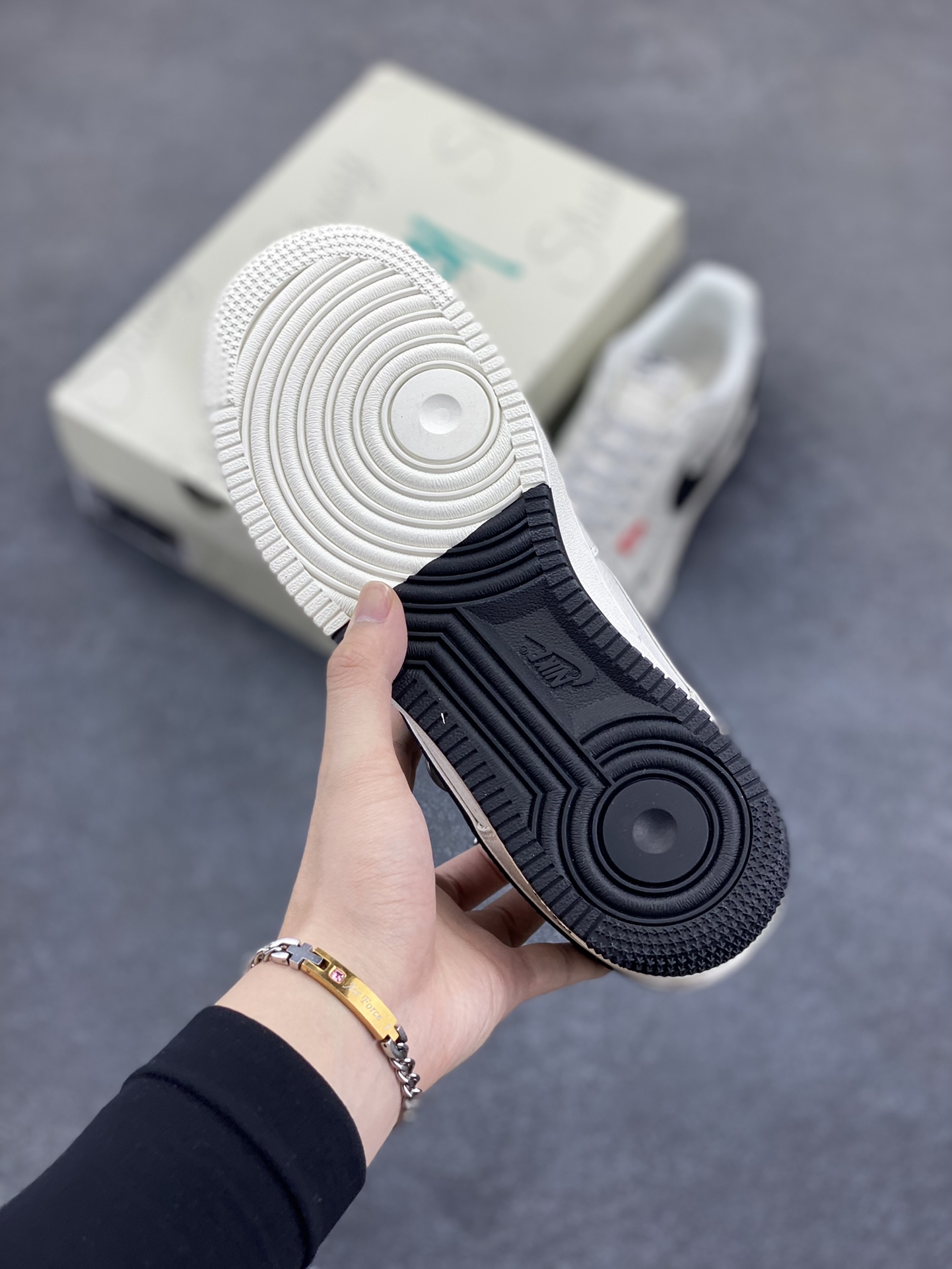 图片[5]-NIke Air Force 1 \’07 Low “斯图西联名——双拼小红标”空军一号 低帮 运动鞋 休闲鞋 折边针车 工艺难度大 原楦头原纸板 原装鞋盒 定制五金配件 内置全掌气垫 原厂鞋底 货号：CS5288-010 尺码：36 36.5 37.5 38 38.5 39 40 40.5 41 42 42.5 43 44 44.5 45-选品中心