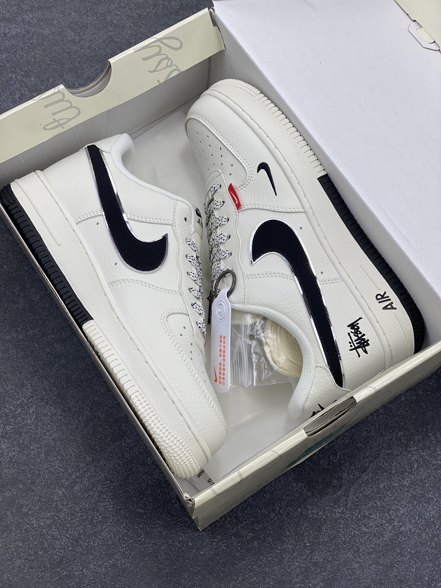 图片[9]-NIke Air Force 1 \’07 Low “斯图西联名——双拼小红标”空军一号 低帮 运动鞋 休闲鞋 折边针车 工艺难度大 原楦头原纸板 原装鞋盒 定制五金配件 内置全掌气垫 原厂鞋底 货号：CS5288-010 尺码：36 36.5 37.5 38 38.5 39 40 40.5 41 42 42.5 43 44 44.5 45-选品中心