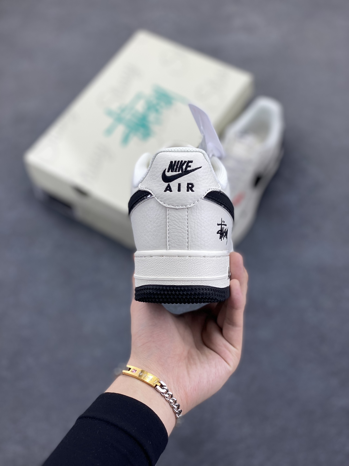 图片[4]-NIke Air Force 1 \’07 Low “斯图西联名——双拼小红标”空军一号 低帮 运动鞋 休闲鞋 折边针车 工艺难度大 原楦头原纸板 原装鞋盒 定制五金配件 内置全掌气垫 原厂鞋底 货号：CS5288-010 尺码：36 36.5 37.5 38 38.5 39 40 40.5 41 42 42.5 43 44 44.5 45-选品中心
