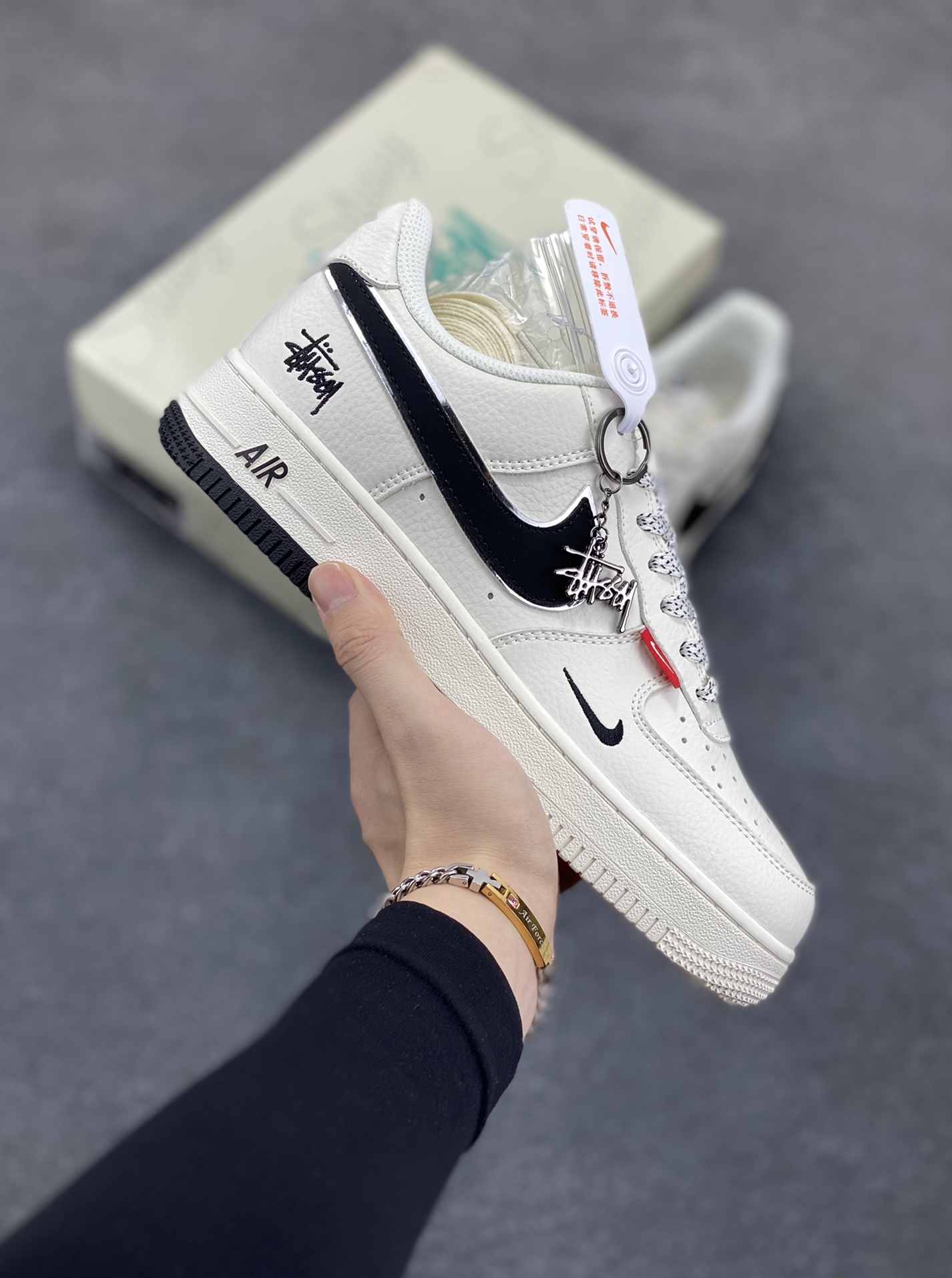 NIke Air Force 1 \'07 Low “斯图西联名——双拼小红标”空军一号 低帮 运动鞋 休闲鞋 折边针车 工艺难度大 原楦头原纸板 原装鞋盒 定制五金配件 内置全掌气垫 原厂鞋底 货号：CS5288-010 尺码：36 36.5 37.5 38 38.5 39 40 40.5 41 42 42.5 43 44 44.5 45-选品中心