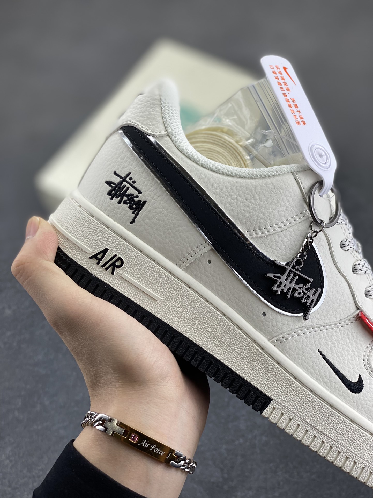 图片[6]-NIke Air Force 1 \’07 Low “斯图西联名——双拼小红标”空军一号 低帮 运动鞋 休闲鞋 折边针车 工艺难度大 原楦头原纸板 原装鞋盒 定制五金配件 内置全掌气垫 原厂鞋底 货号：CS5288-010 尺码：36 36.5 37.5 38 38.5 39 40 40.5 41 42 42.5 43 44 44.5 45-选品中心