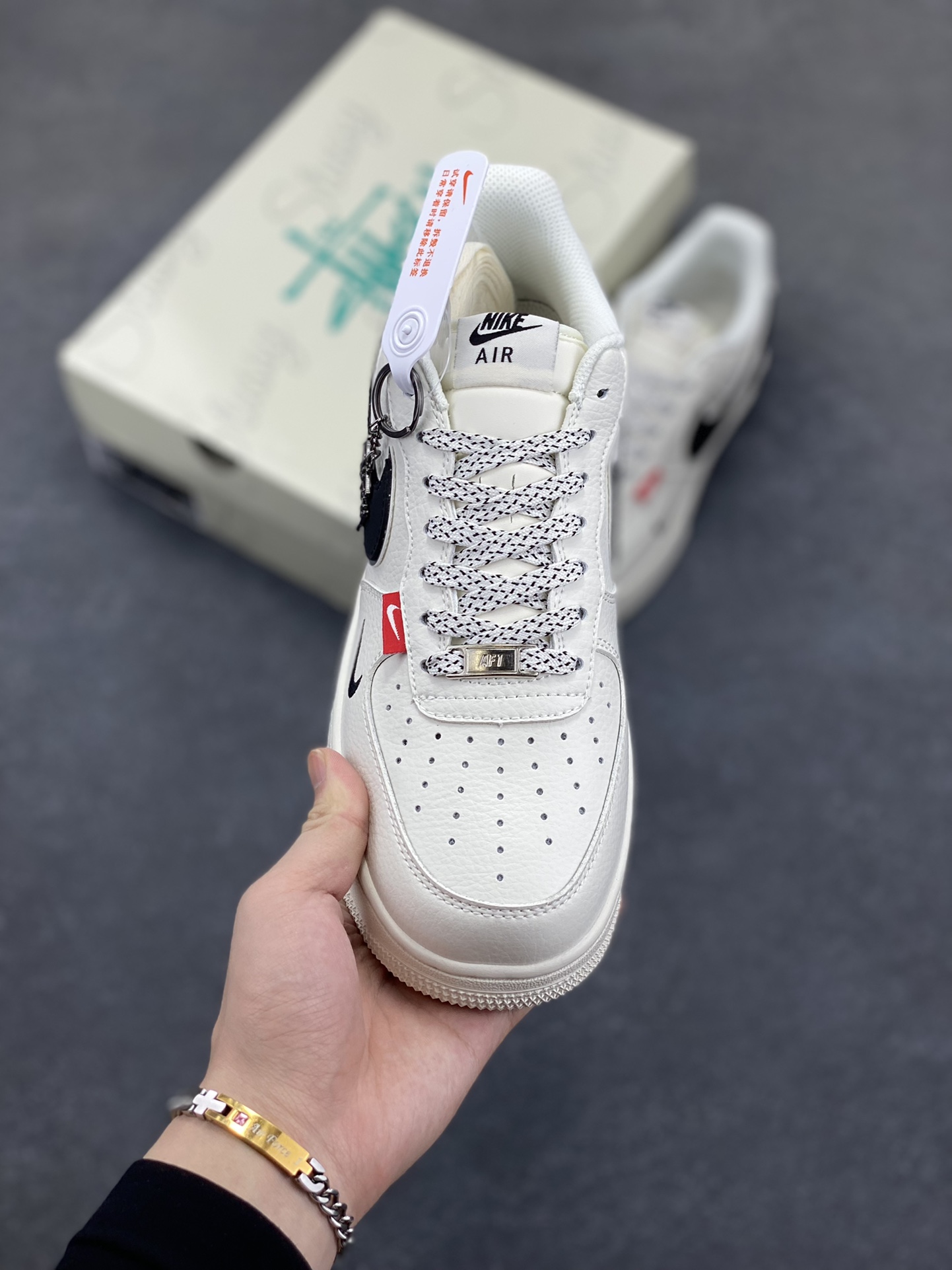 图片[2]-NIke Air Force 1 \’07 Low “斯图西联名——双拼小红标”空军一号 低帮 运动鞋 休闲鞋 折边针车 工艺难度大 原楦头原纸板 原装鞋盒 定制五金配件 内置全掌气垫 原厂鞋底 货号：CS5288-010 尺码：36 36.5 37.5 38 38.5 39 40 40.5 41 42 42.5 43 44 44.5 45-选品中心