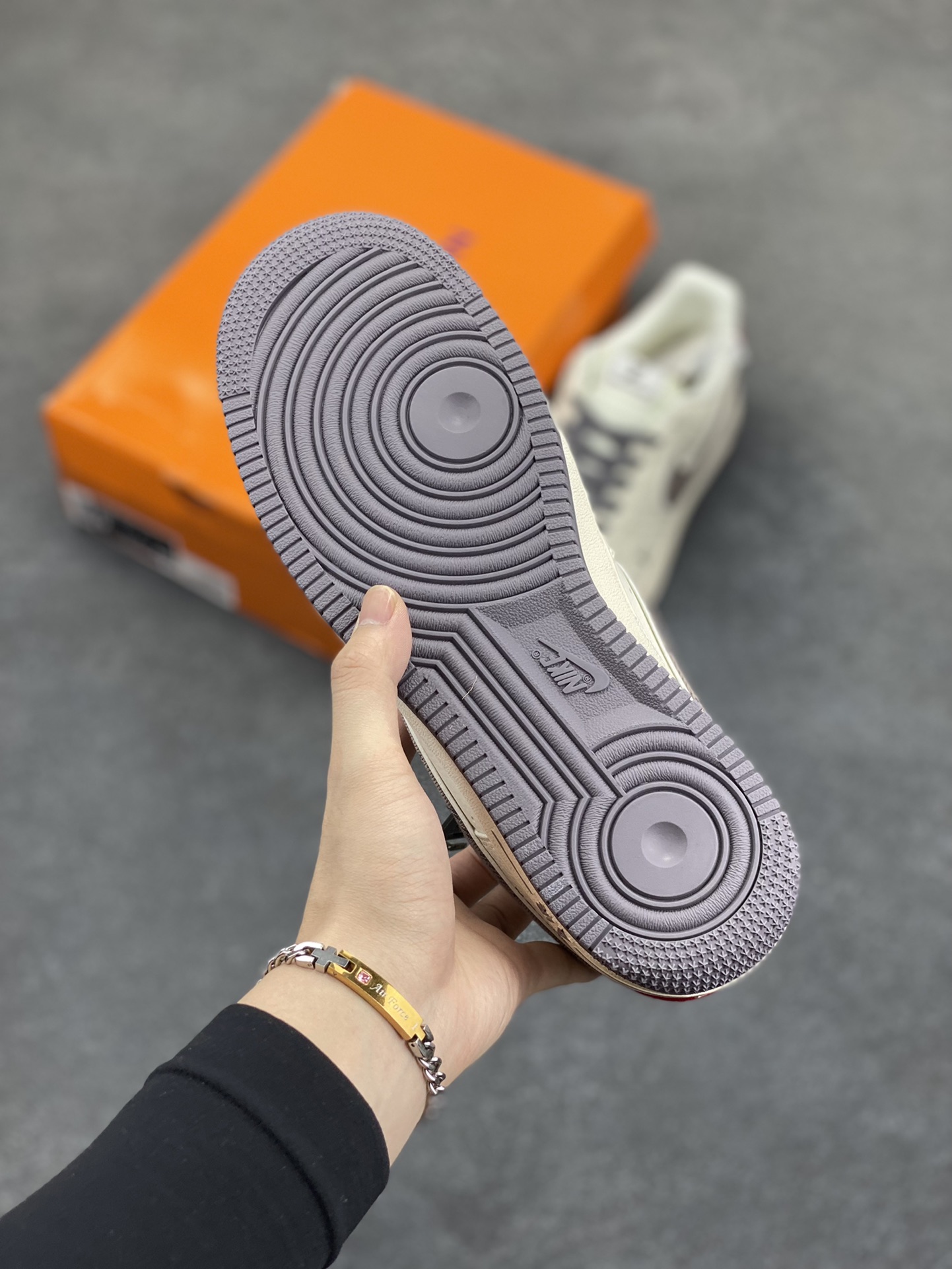 图片[5]-NIke Air Force 1 \’07 Low “LV联名——灰牛仔勾”空军一号 低帮 运动鞋 休闲鞋 折边针车 工艺难度大 原楦头原纸板 原装鞋盒 定制五金配件 内置全掌气垫 原厂鞋底 货号：XX3168-136 尺码：36 36.5 37.5 38 38.5 39 40 40.5 41 42 42.5 43 44 44.5 45-选品中心