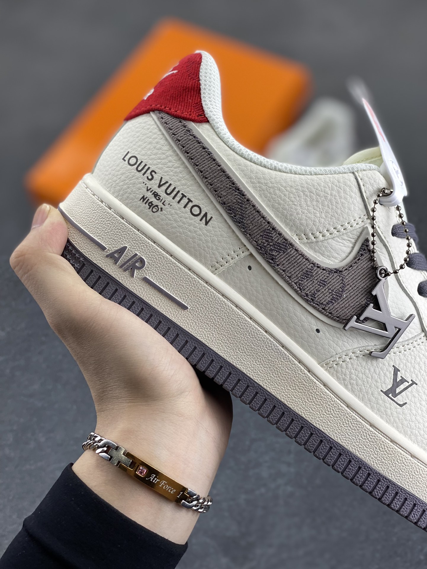 图片[6]-NIke Air Force 1 \’07 Low “LV联名——灰牛仔勾”空军一号 低帮 运动鞋 休闲鞋 折边针车 工艺难度大 原楦头原纸板 原装鞋盒 定制五金配件 内置全掌气垫 原厂鞋底 货号：XX3168-136 尺码：36 36.5 37.5 38 38.5 39 40 40.5 41 42 42.5 43 44 44.5 45-选品中心