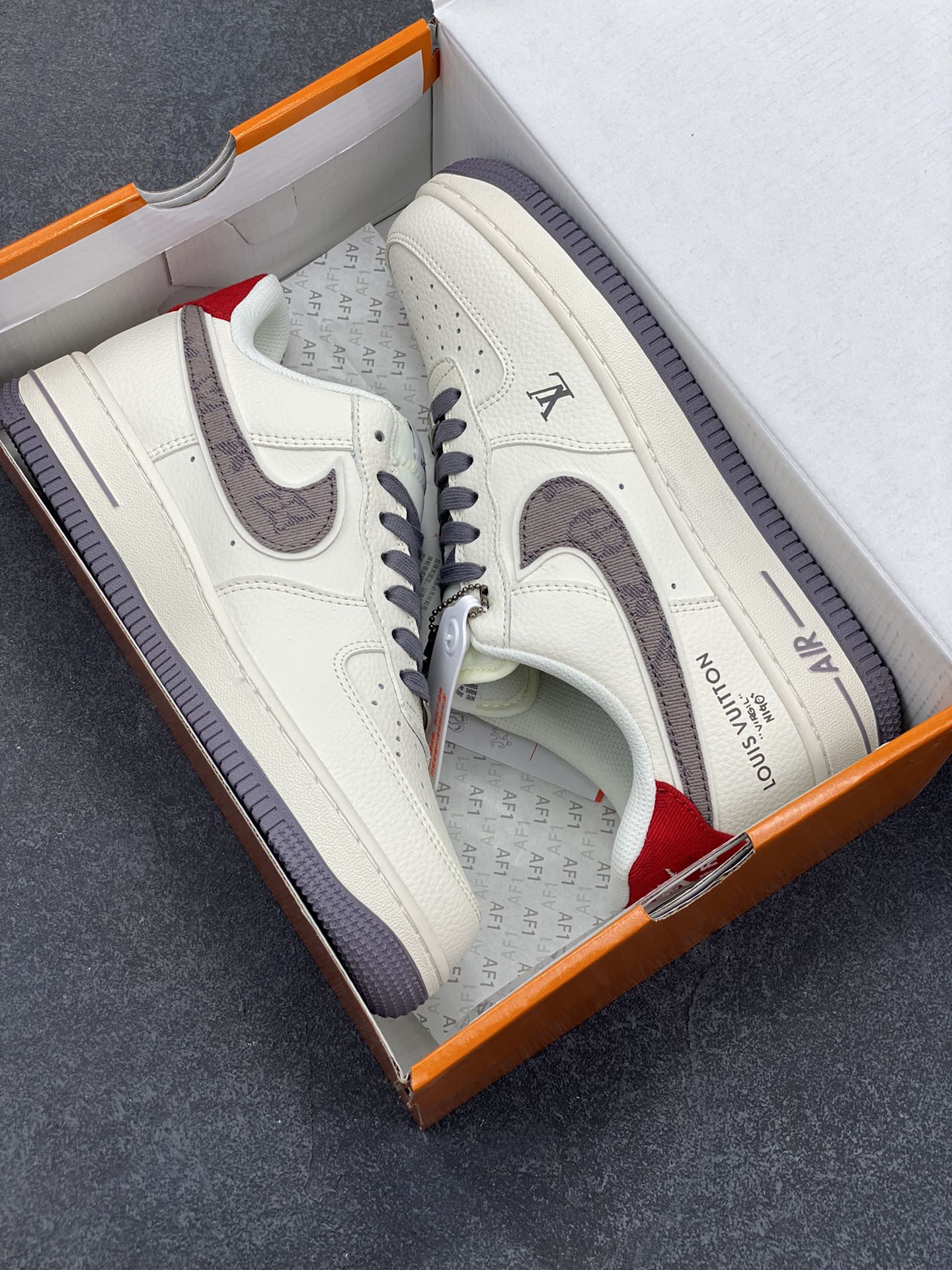 图片[9]-NIke Air Force 1 \’07 Low “LV联名——灰牛仔勾”空军一号 低帮 运动鞋 休闲鞋 折边针车 工艺难度大 原楦头原纸板 原装鞋盒 定制五金配件 内置全掌气垫 原厂鞋底 货号：XX3168-136 尺码：36 36.5 37.5 38 38.5 39 40 40.5 41 42 42.5 43 44 44.5 45-选品中心