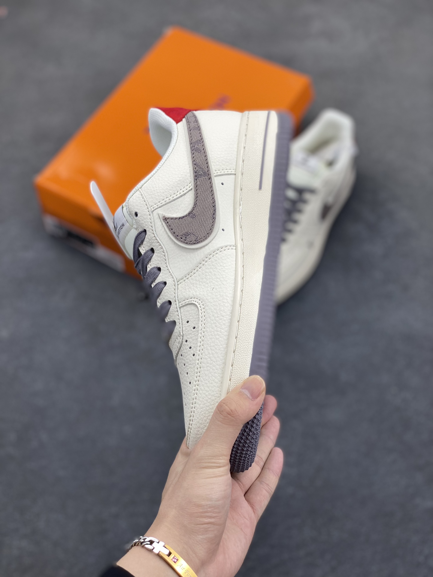 图片[3]-NIke Air Force 1 \’07 Low “LV联名——灰牛仔勾”空军一号 低帮 运动鞋 休闲鞋 折边针车 工艺难度大 原楦头原纸板 原装鞋盒 定制五金配件 内置全掌气垫 原厂鞋底 货号：XX3168-136 尺码：36 36.5 37.5 38 38.5 39 40 40.5 41 42 42.5 43 44 44.5 45-选品中心