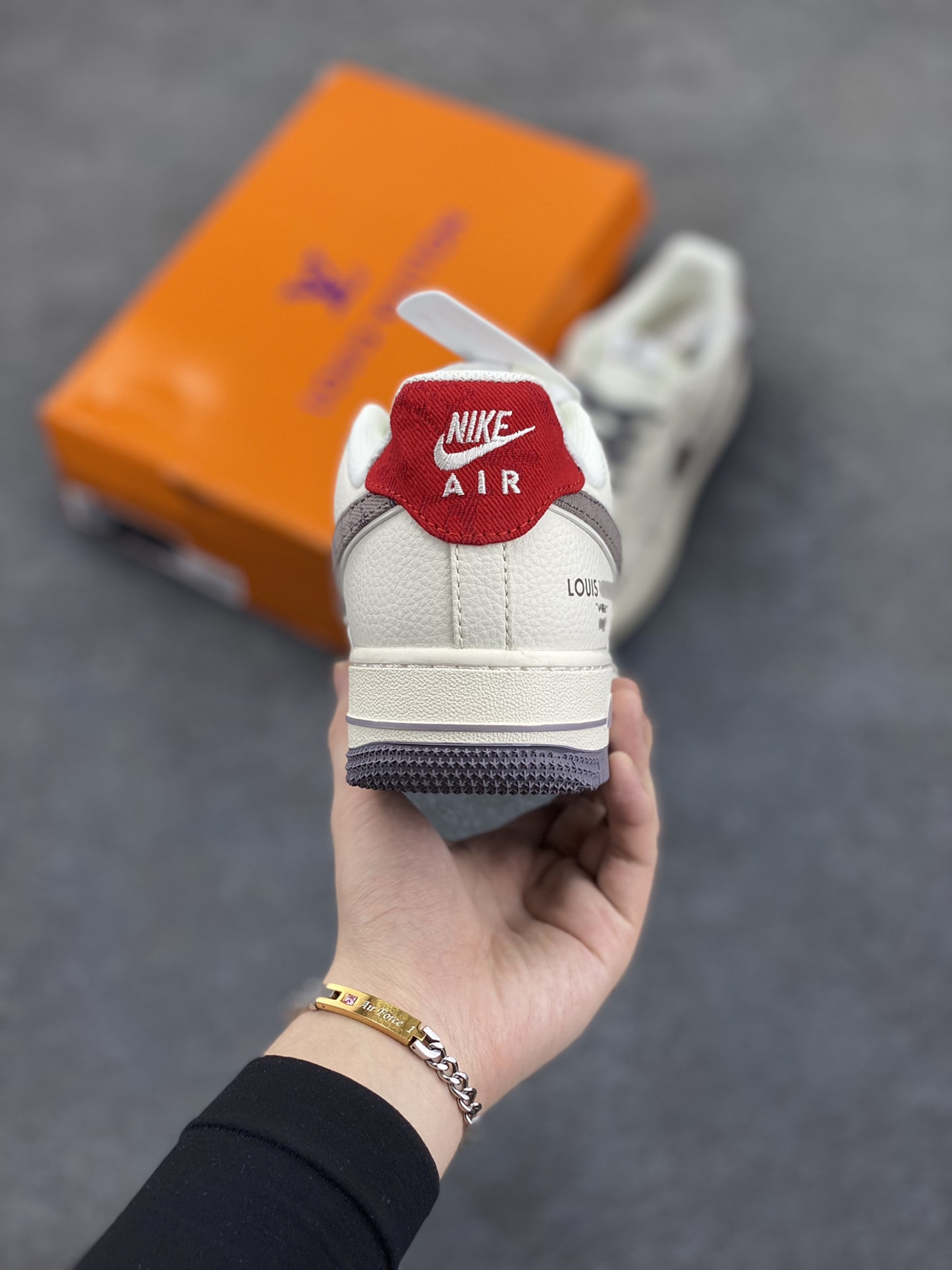 图片[4]-NIke Air Force 1 \’07 Low “LV联名——灰牛仔勾”空军一号 低帮 运动鞋 休闲鞋 折边针车 工艺难度大 原楦头原纸板 原装鞋盒 定制五金配件 内置全掌气垫 原厂鞋底 货号：XX3168-136 尺码：36 36.5 37.5 38 38.5 39 40 40.5 41 42 42.5 43 44 44.5 45-选品中心