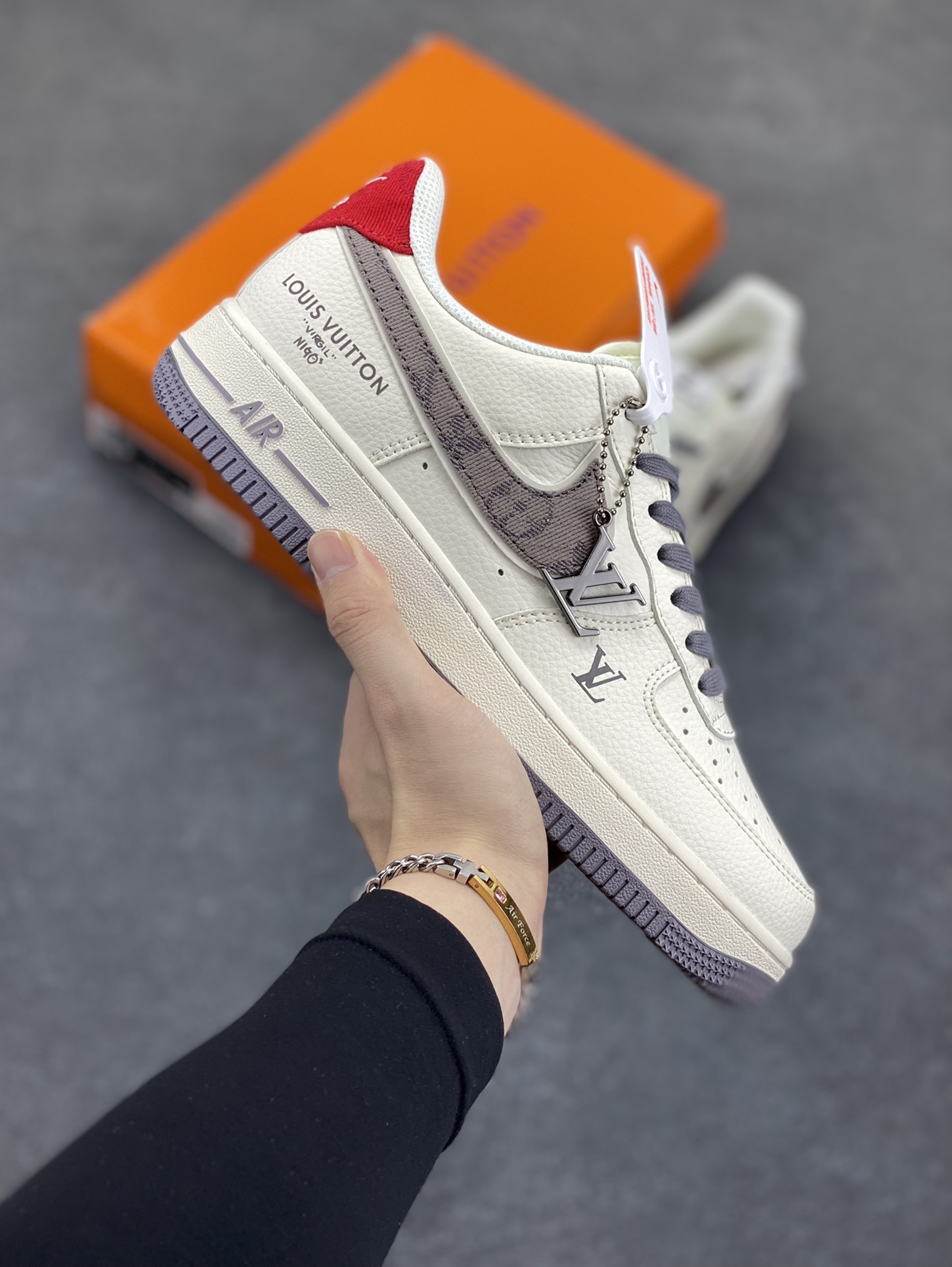 NIke Air Force 1 \’07 Low “LV联名——灰牛仔勾”空军一号 低帮 运动鞋 休闲鞋 折边针车 工艺难度大 原楦头原纸板 原装鞋盒 定制五金配件 内置全掌气垫 原厂鞋底 货号:XX3168-136 尺码:36 36.5 37.5 38 38.5 39 40 40.5 41 42 42.5 43 44 44.5 45-选品中心