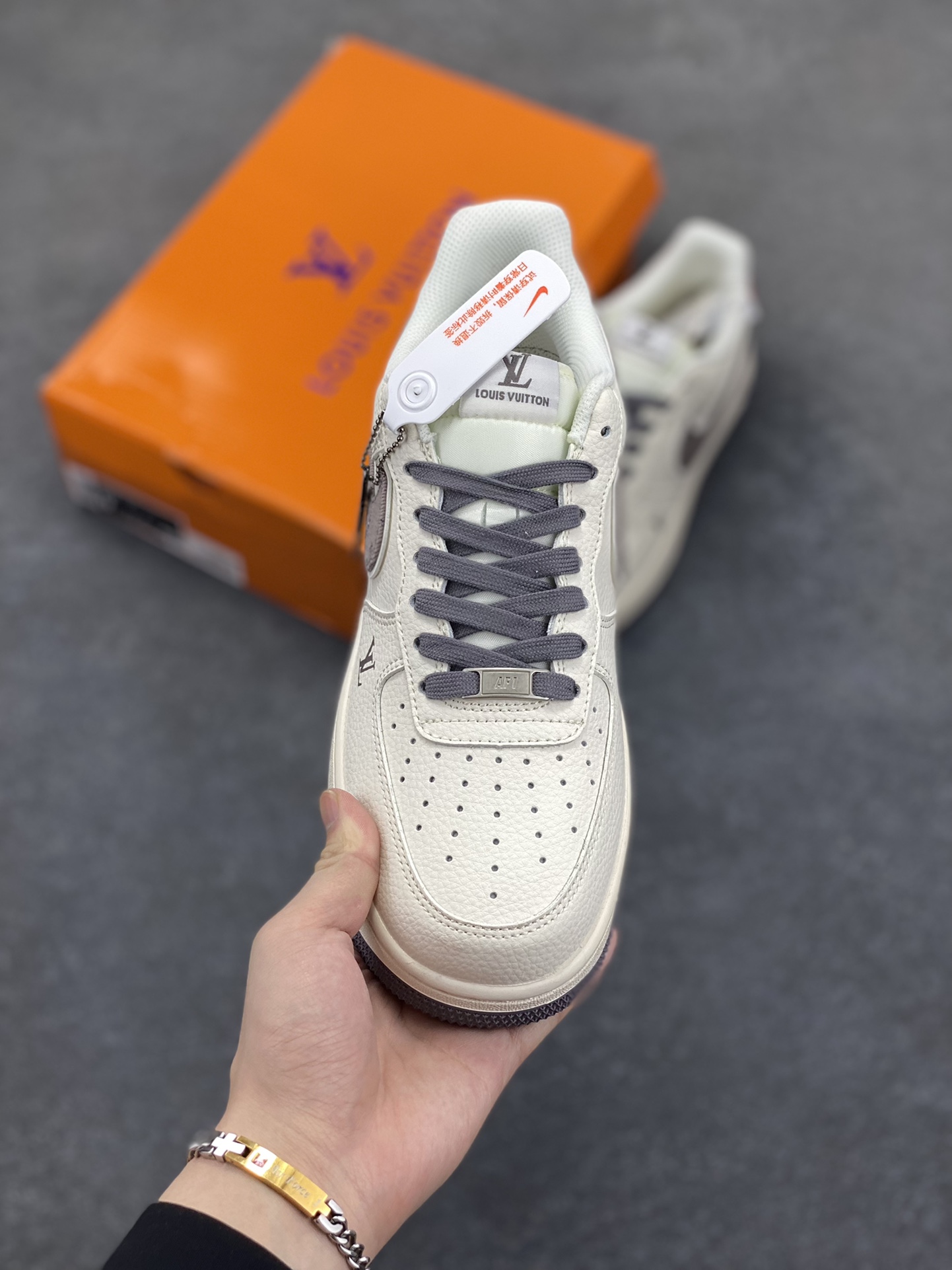 图片[2]-NIke Air Force 1 \’07 Low “LV联名——灰牛仔勾”空军一号 低帮 运动鞋 休闲鞋 折边针车 工艺难度大 原楦头原纸板 原装鞋盒 定制五金配件 内置全掌气垫 原厂鞋底 货号：XX3168-136 尺码：36 36.5 37.5 38 38.5 39 40 40.5 41 42 42.5 43 44 44.5 45-选品中心