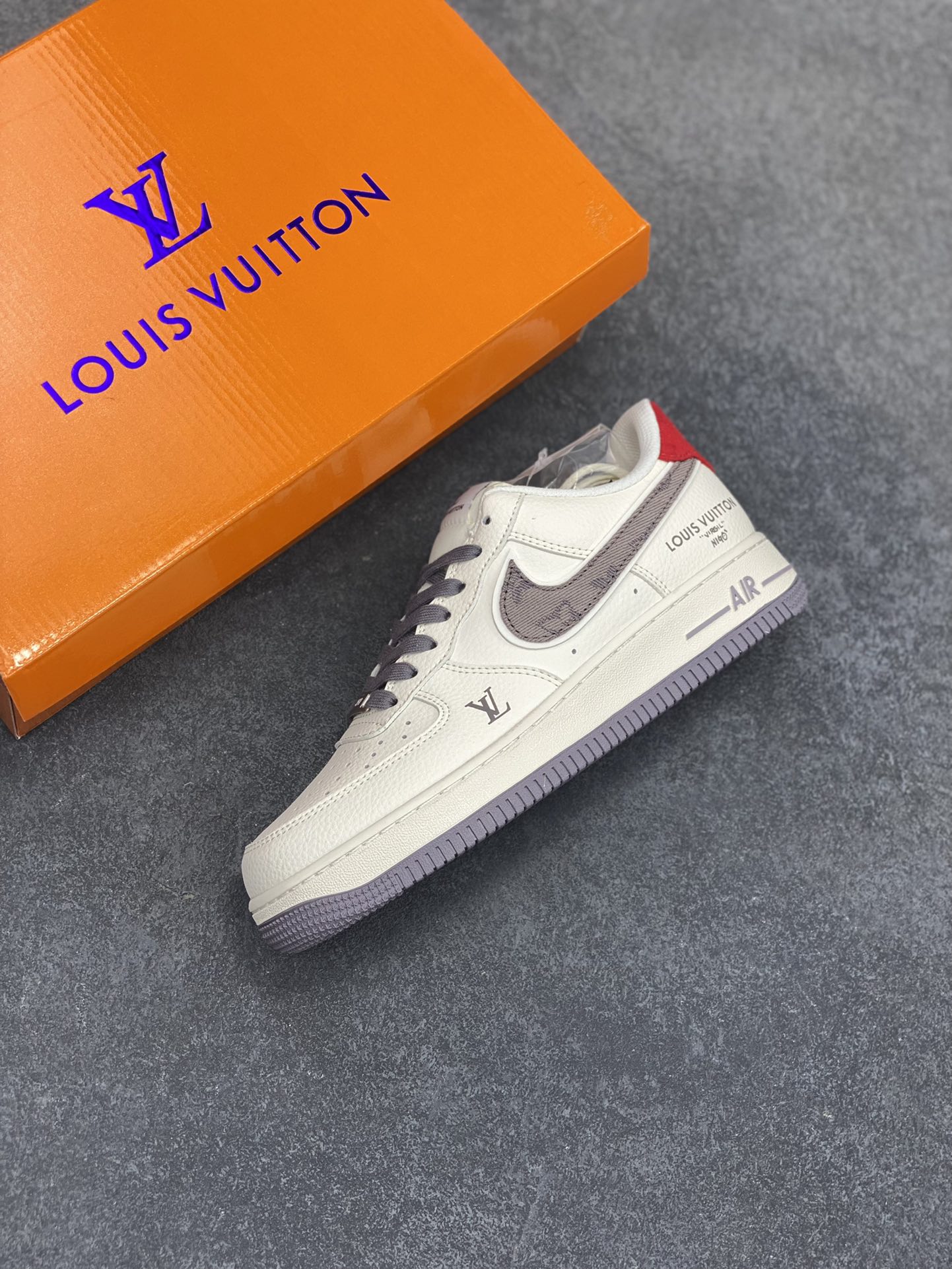 图片[7]-NIke Air Force 1 \’07 Low “LV联名——灰牛仔勾”空军一号 低帮 运动鞋 休闲鞋 折边针车 工艺难度大 原楦头原纸板 原装鞋盒 定制五金配件 内置全掌气垫 原厂鞋底 货号：XX3168-136 尺码：36 36.5 37.5 38 38.5 39 40 40.5 41 42 42.5 43 44 44.5 45-选品中心