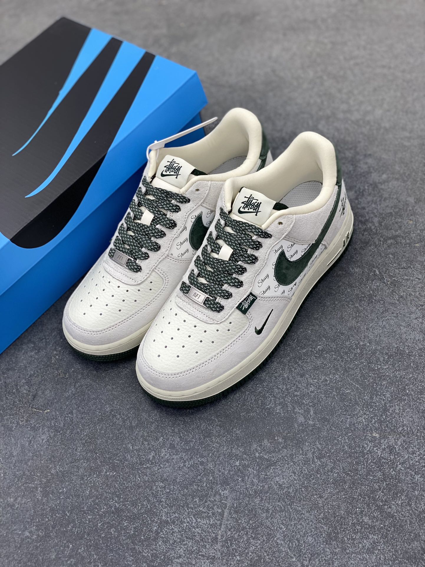 图片[8]-NIke Air Force 1 \’07 Low “斯图西联名–英文绿翻毛勾”空军一号 低帮 运动鞋 休闲鞋 折边针车 工艺难度大 原楦头原纸板 原装鞋盒 定制五金配件 内置全掌气垫 原厂鞋底 货号：CH6336-511 尺码：36 36.5 37.5 38 38.5 39 40 40.5 41 42 42.5 43 44 44.5 45-选品中心
