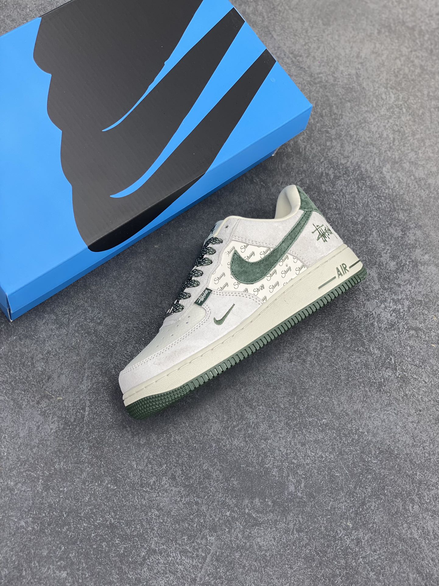 图片[7]-NIke Air Force 1 \’07 Low “斯图西联名–英文绿翻毛勾”空军一号 低帮 运动鞋 休闲鞋 折边针车 工艺难度大 原楦头原纸板 原装鞋盒 定制五金配件 内置全掌气垫 原厂鞋底 货号：CH6336-511 尺码：36 36.5 37.5 38 38.5 39 40 40.5 41 42 42.5 43 44 44.5 45-选品中心