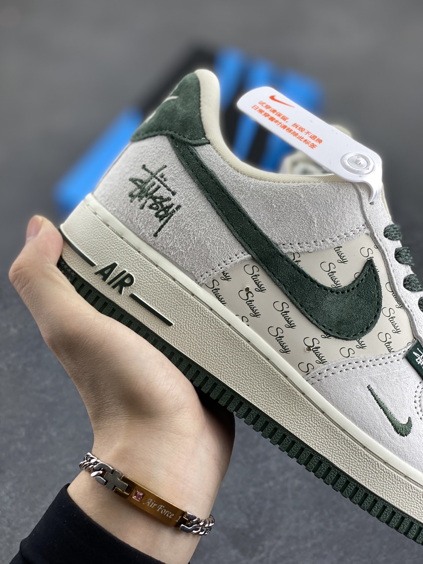 图片[6]-NIke Air Force 1 \’07 Low “斯图西联名–英文绿翻毛勾”空军一号 低帮 运动鞋 休闲鞋 折边针车 工艺难度大 原楦头原纸板 原装鞋盒 定制五金配件 内置全掌气垫 原厂鞋底 货号：CH6336-511 尺码：36 36.5 37.5 38 38.5 39 40 40.5 41 42 42.5 43 44 44.5 45-选品中心