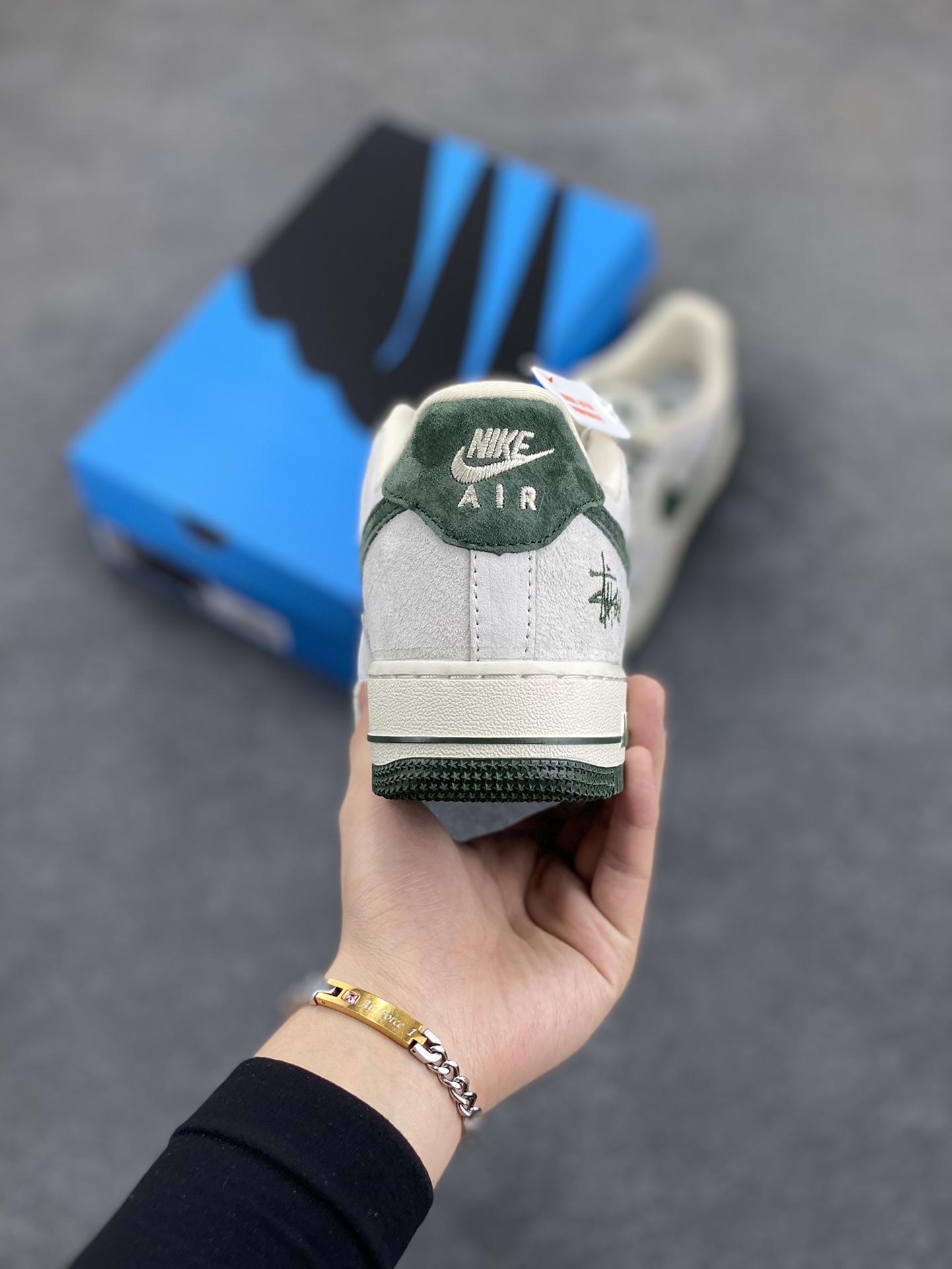 图片[4]-NIke Air Force 1 \’07 Low “斯图西联名–英文绿翻毛勾”空军一号 低帮 运动鞋 休闲鞋 折边针车 工艺难度大 原楦头原纸板 原装鞋盒 定制五金配件 内置全掌气垫 原厂鞋底 货号：CH6336-511 尺码：36 36.5 37.5 38 38.5 39 40 40.5 41 42 42.5 43 44 44.5 45-选品中心