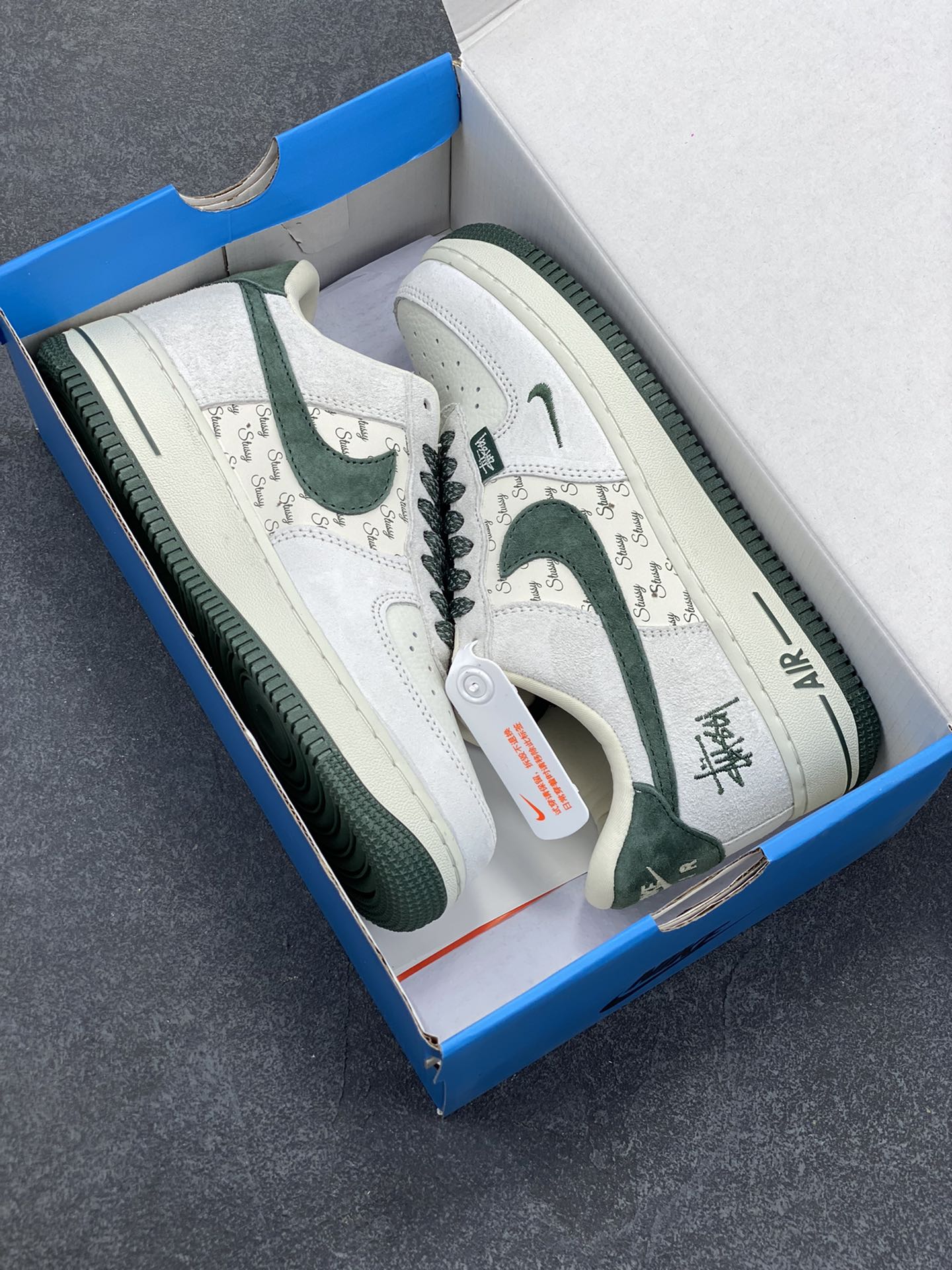 图片[9]-NIke Air Force 1 \’07 Low “斯图西联名–英文绿翻毛勾”空军一号 低帮 运动鞋 休闲鞋 折边针车 工艺难度大 原楦头原纸板 原装鞋盒 定制五金配件 内置全掌气垫 原厂鞋底 货号：CH6336-511 尺码：36 36.5 37.5 38 38.5 39 40 40.5 41 42 42.5 43 44 44.5 45-选品中心