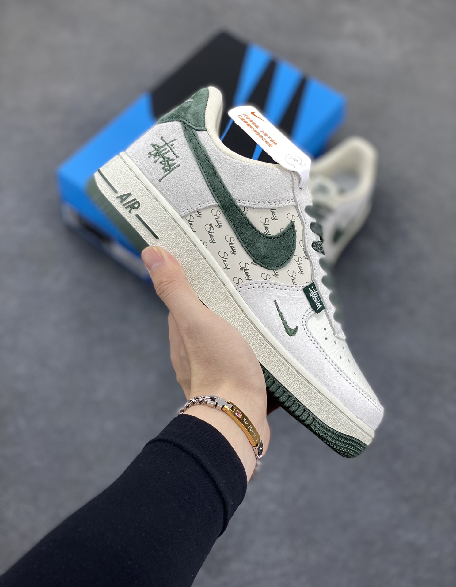 NIke Air Force 1 \’07 Low “斯图西联名–英文绿翻毛勾”空军一号 低帮 运动鞋 休闲鞋 折边针车 工艺难度大 原楦头原纸板 原装鞋盒 定制五金配件 内置全掌气垫 原厂鞋底 货号:CH6336-511 尺码:36 36.5 37.5 38 38.5 39 40 40.5 41 42 42.5 43 44 44.5 45-选品中心