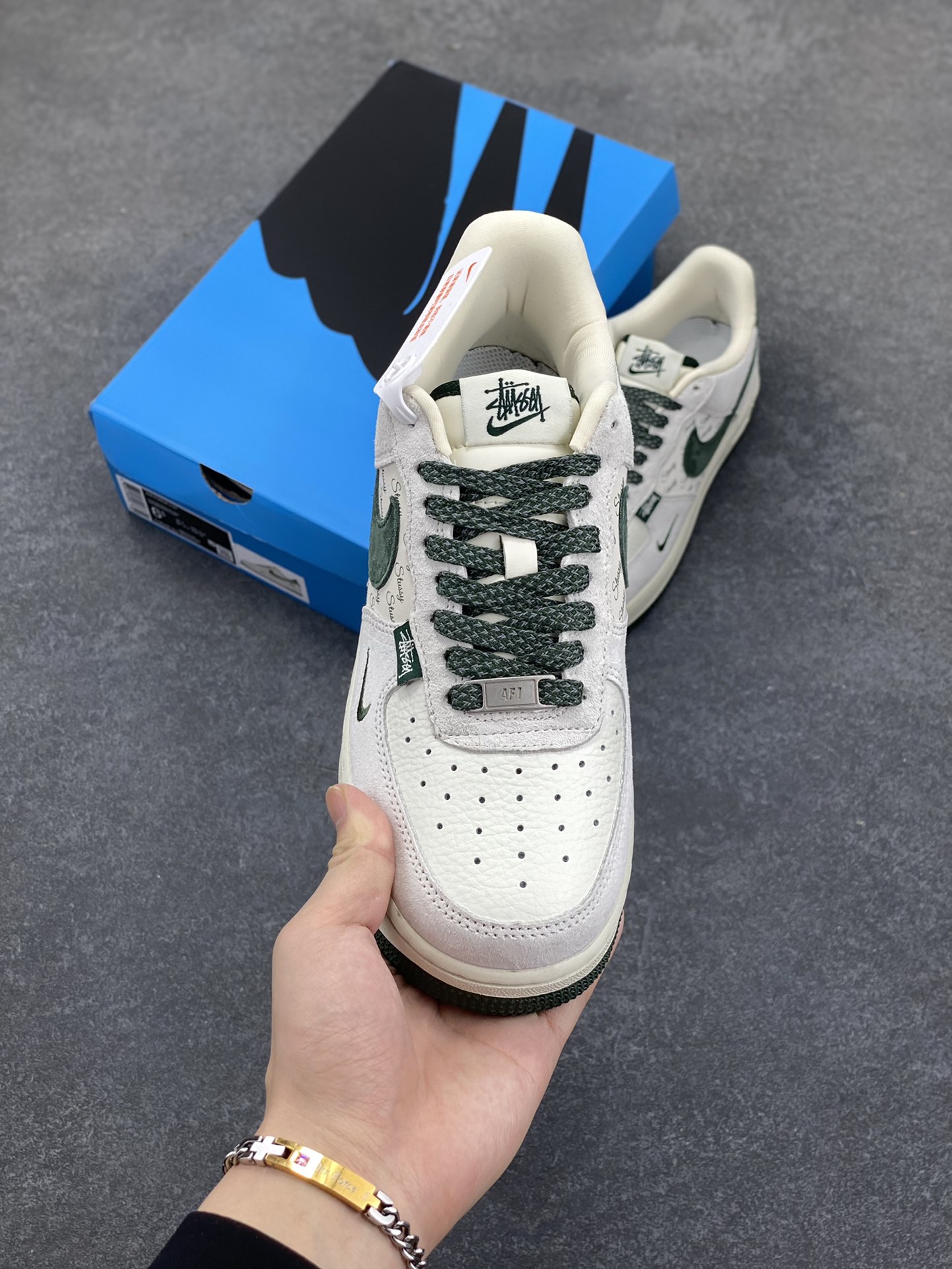 图片[2]-NIke Air Force 1 \’07 Low “斯图西联名–英文绿翻毛勾”空军一号 低帮 运动鞋 休闲鞋 折边针车 工艺难度大 原楦头原纸板 原装鞋盒 定制五金配件 内置全掌气垫 原厂鞋底 货号：CH6336-511 尺码：36 36.5 37.5 38 38.5 39 40 40.5 41 42 42.5 43 44 44.5 45-选品中心