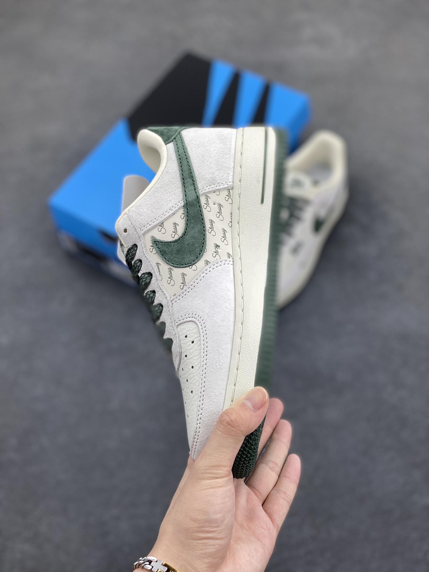 图片[3]-NIke Air Force 1 \’07 Low “斯图西联名–英文绿翻毛勾”空军一号 低帮 运动鞋 休闲鞋 折边针车 工艺难度大 原楦头原纸板 原装鞋盒 定制五金配件 内置全掌气垫 原厂鞋底 货号：CH6336-511 尺码：36 36.5 37.5 38 38.5 39 40 40.5 41 42 42.5 43 44 44.5 45-选品中心
