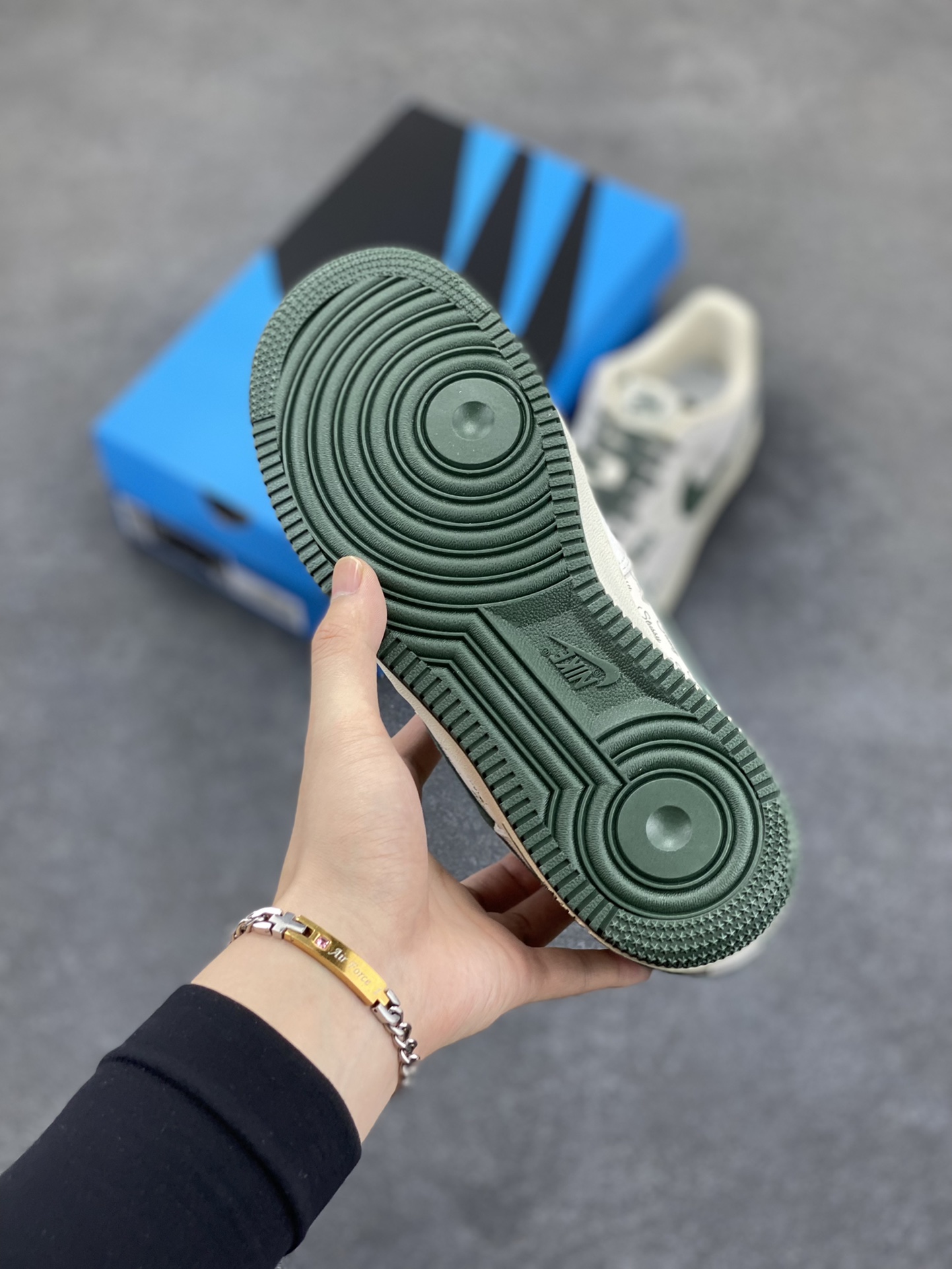 图片[5]-NIke Air Force 1 \’07 Low “斯图西联名–英文绿翻毛勾”空军一号 低帮 运动鞋 休闲鞋 折边针车 工艺难度大 原楦头原纸板 原装鞋盒 定制五金配件 内置全掌气垫 原厂鞋底 货号：CH6336-511 尺码：36 36.5 37.5 38 38.5 39 40 40.5 41 42 42.5 43 44 44.5 45-选品中心