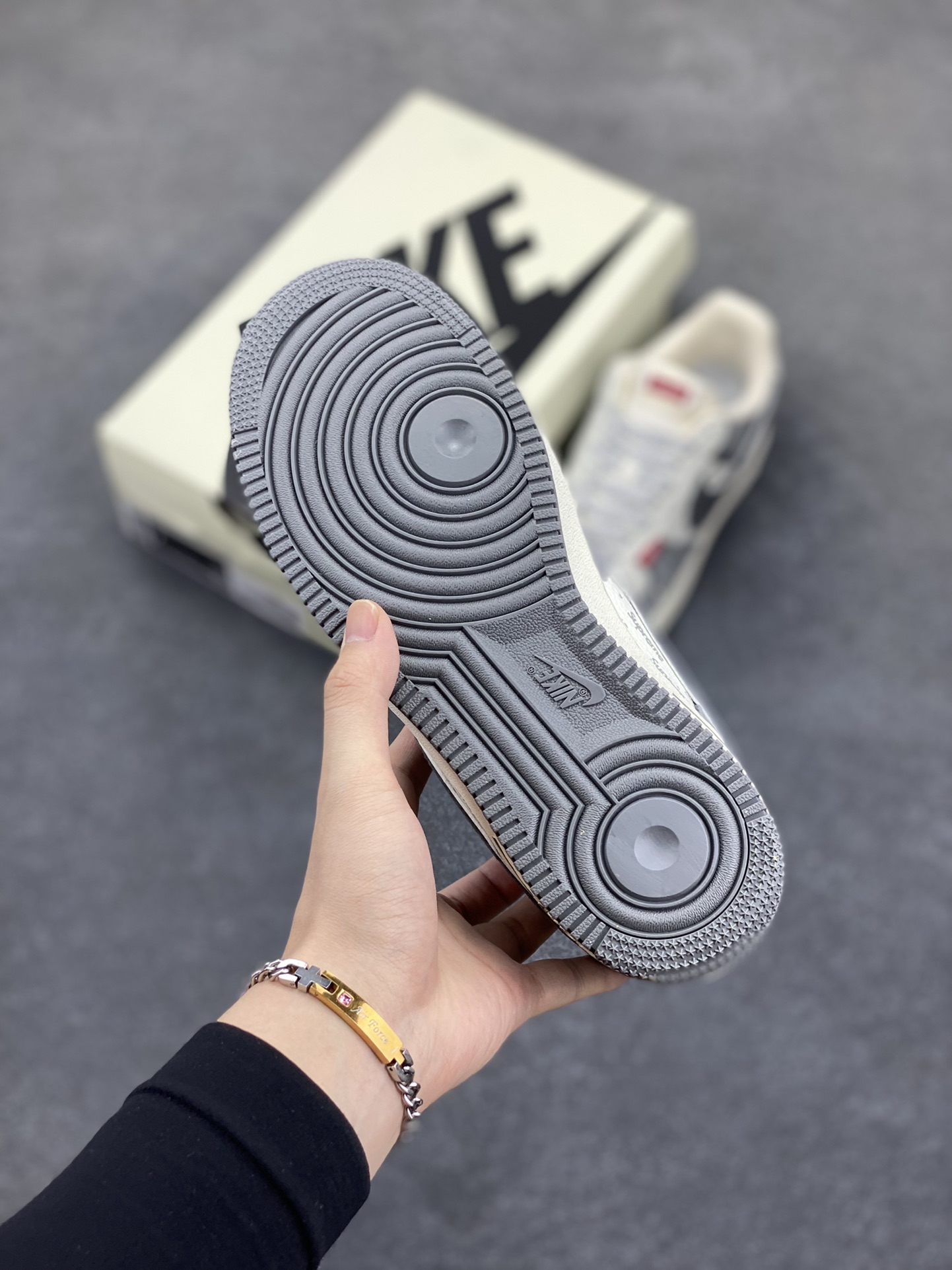 图片[5]-NIke Air Force 1 \’07 Low “Supreme联名——灰蛇鳞”空军一号 低帮 运动鞋 休闲鞋 折边针车 工艺难度大 原楦头原纸板 原装鞋盒 定制五金配件 内置全掌气垫 原厂鞋底 货号：CH6336-510 尺码：36 36.5 37.5 38 38.5 39 40 40.5 41 42 42.5 43 44 44.5 45-选品中心