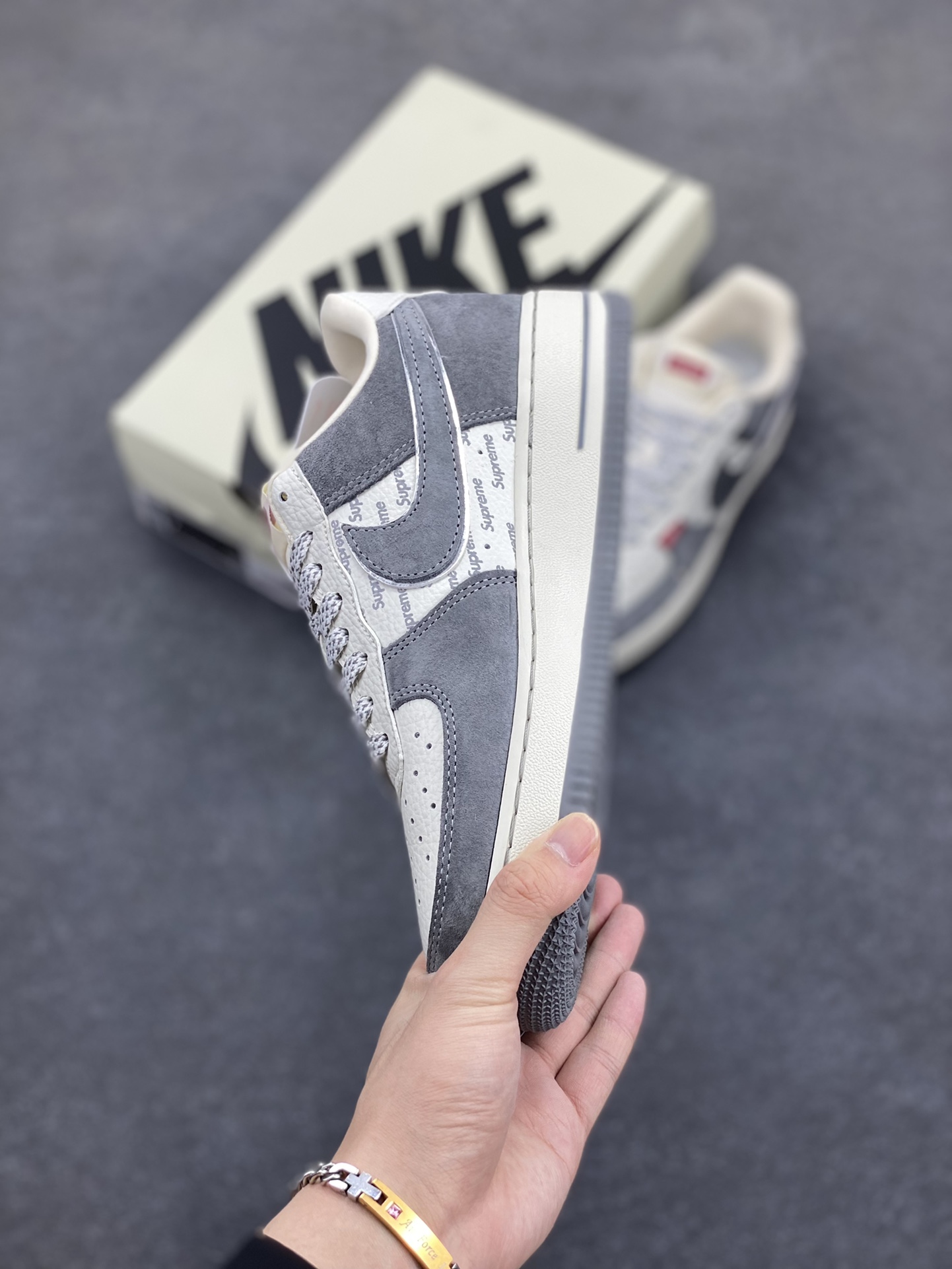 图片[3]-NIke Air Force 1 \’07 Low “Supreme联名——灰蛇鳞”空军一号 低帮 运动鞋 休闲鞋 折边针车 工艺难度大 原楦头原纸板 原装鞋盒 定制五金配件 内置全掌气垫 原厂鞋底 货号：CH6336-510 尺码：36 36.5 37.5 38 38.5 39 40 40.5 41 42 42.5 43 44 44.5 45-选品中心